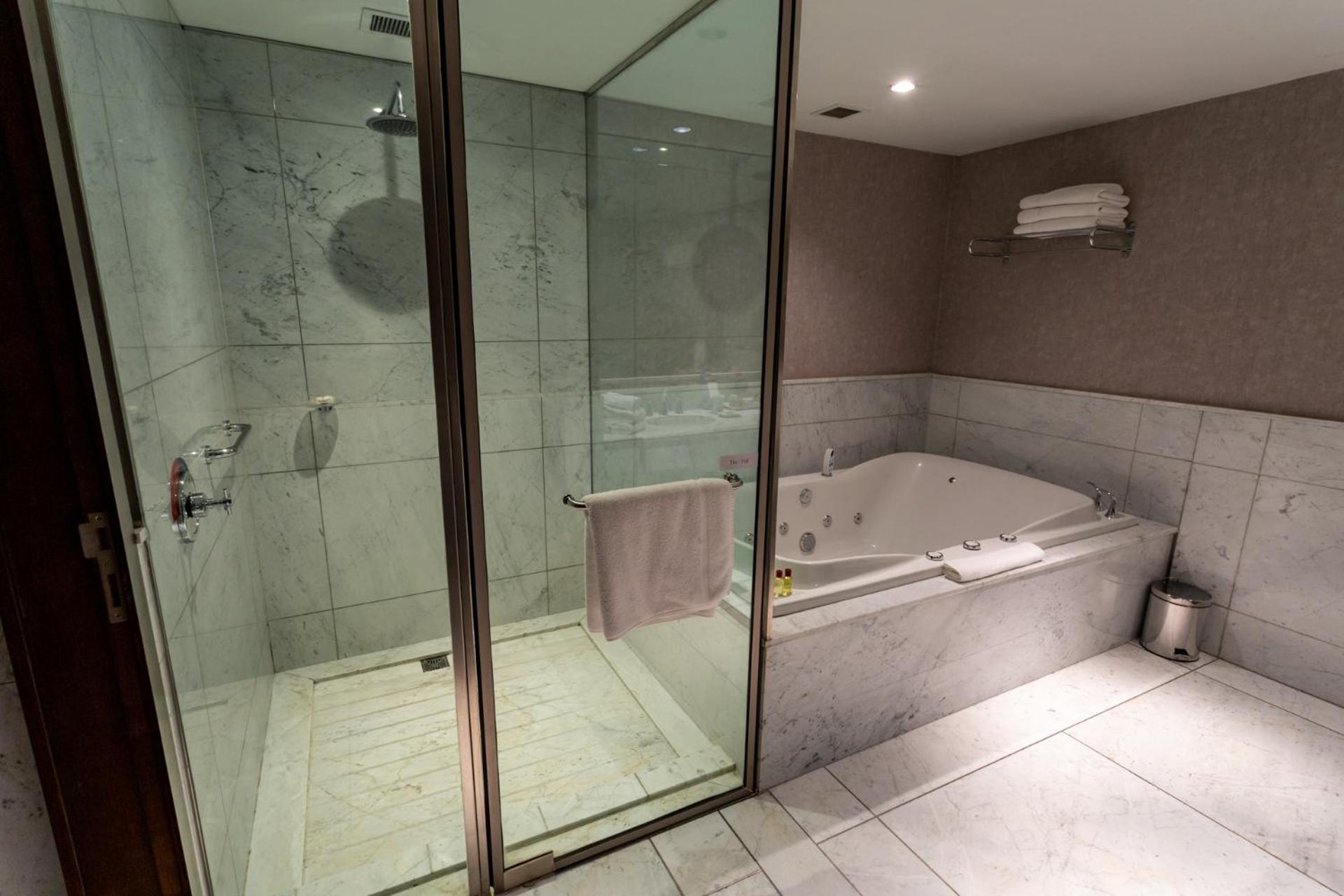 Presidential Suite, 1 King thumbnail 5