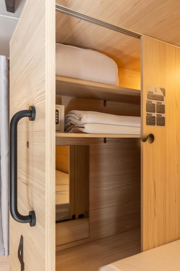 Cama en Habitación Compartida Femenina de 6 Camas