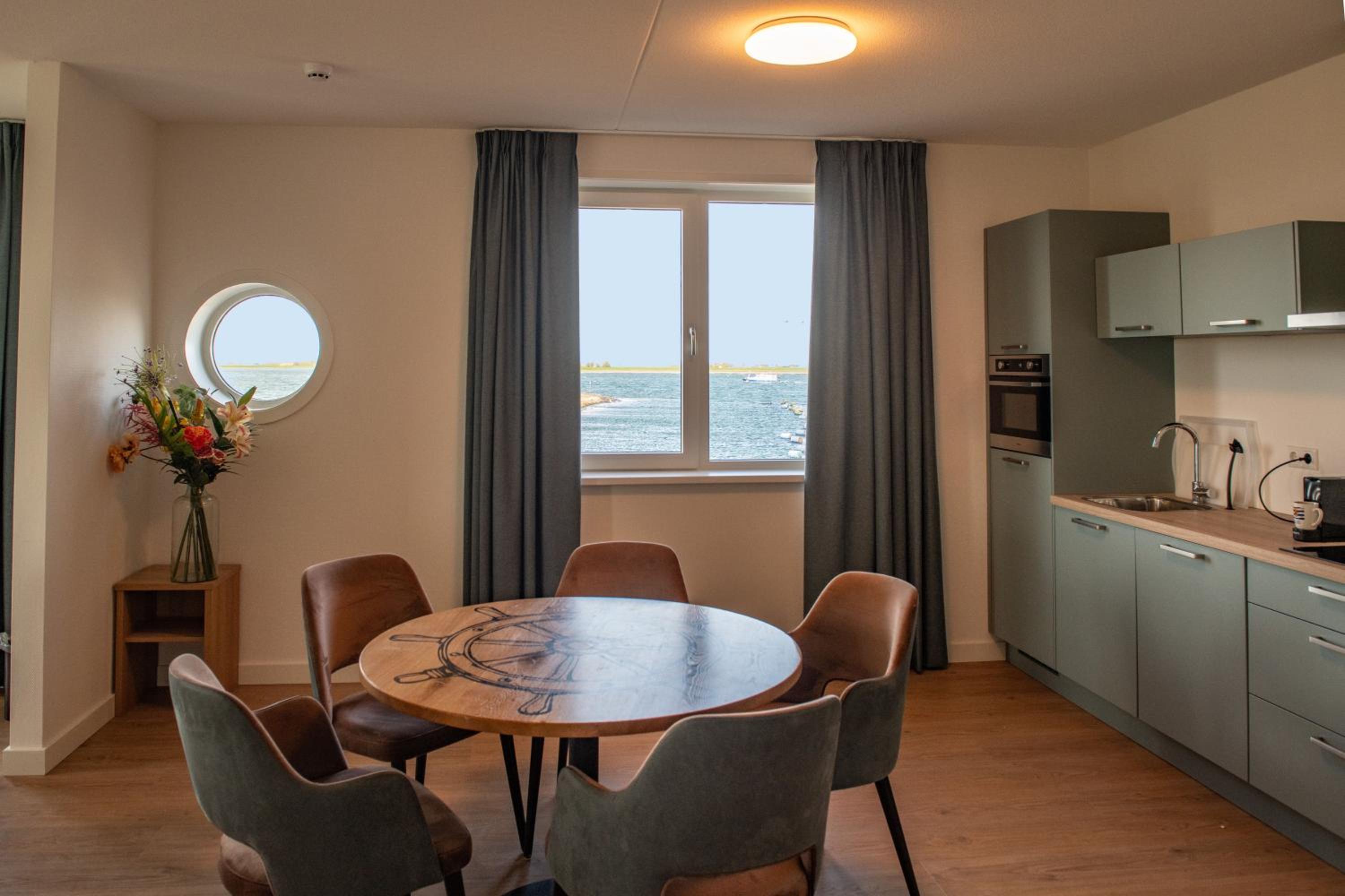 Apartment with Balcony - Photo 16