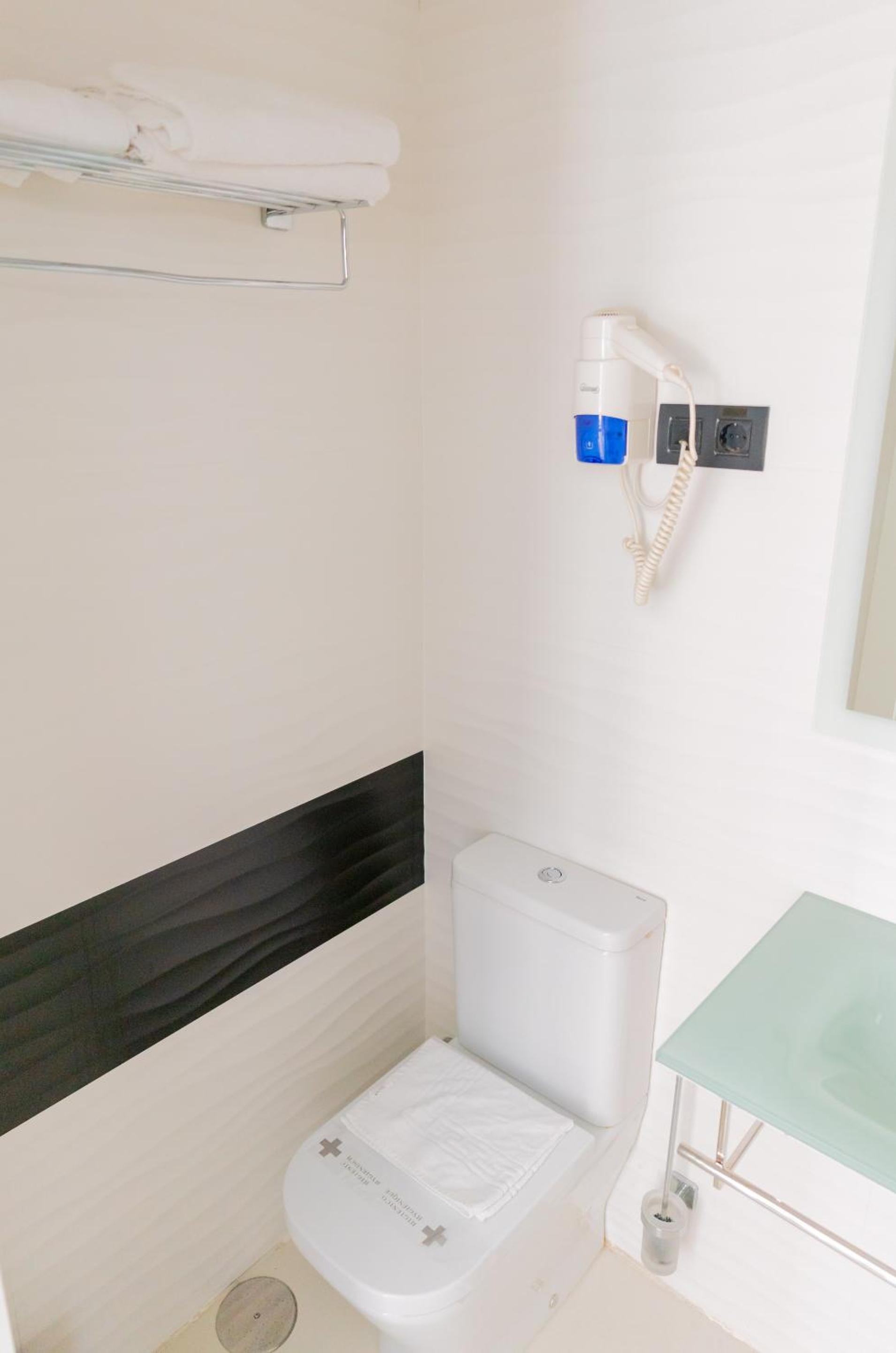 Single Room with Private Bathroom photo 2