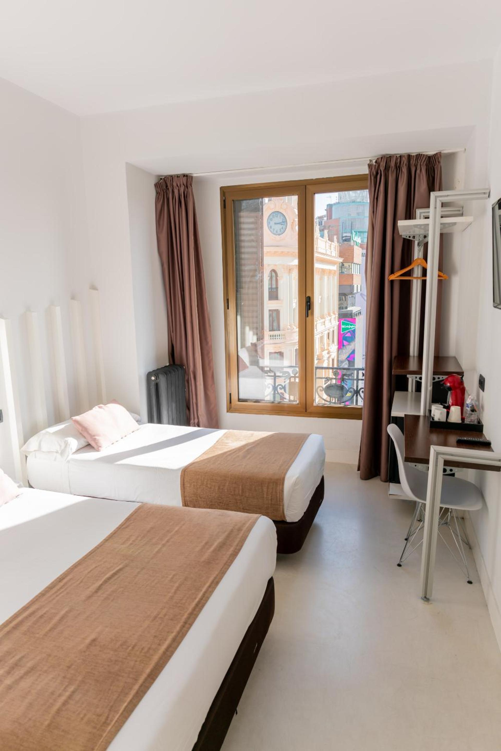 Basic Triple Room photo 2