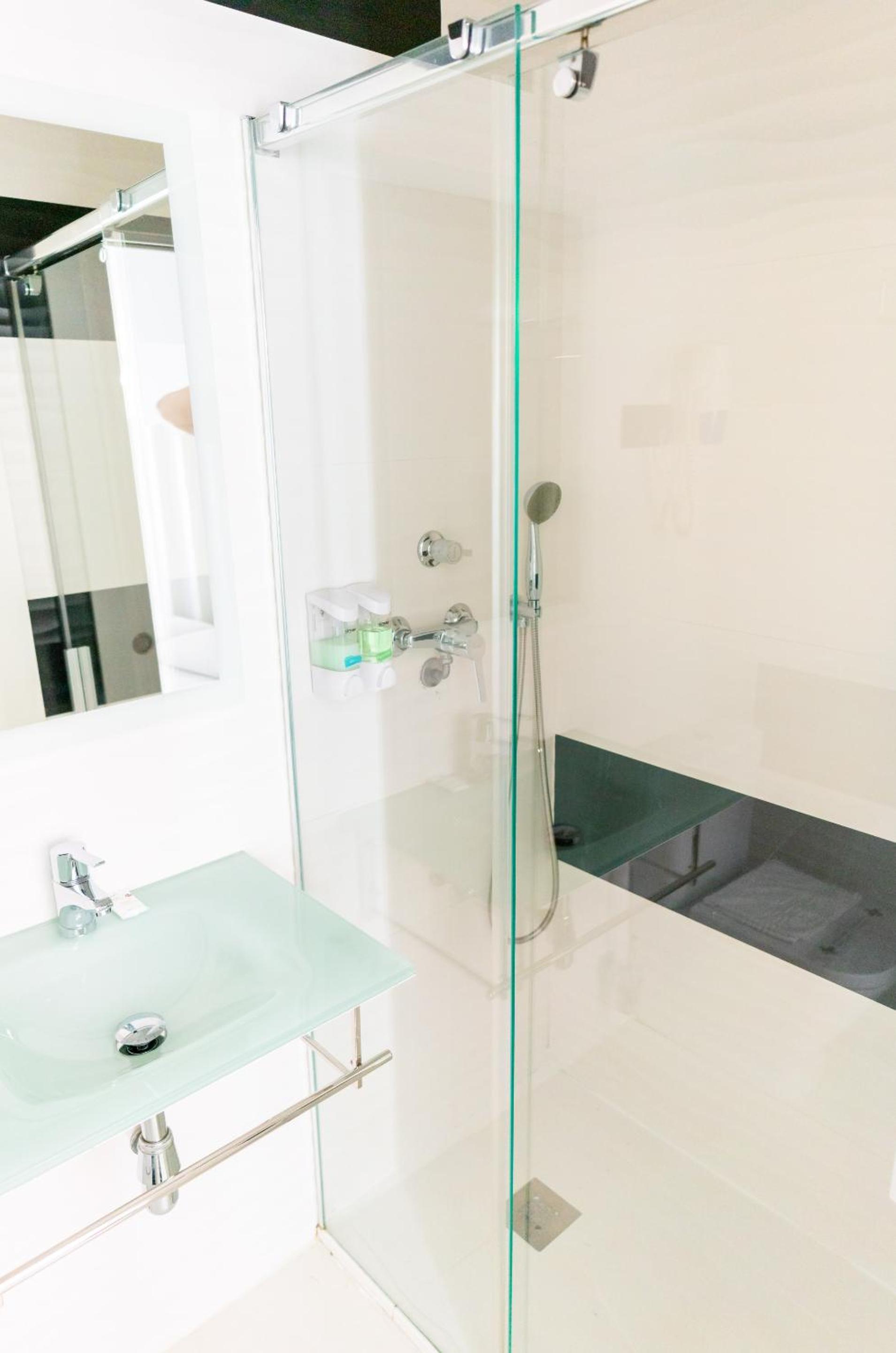 Twin Room with Private Bathroom photo 2