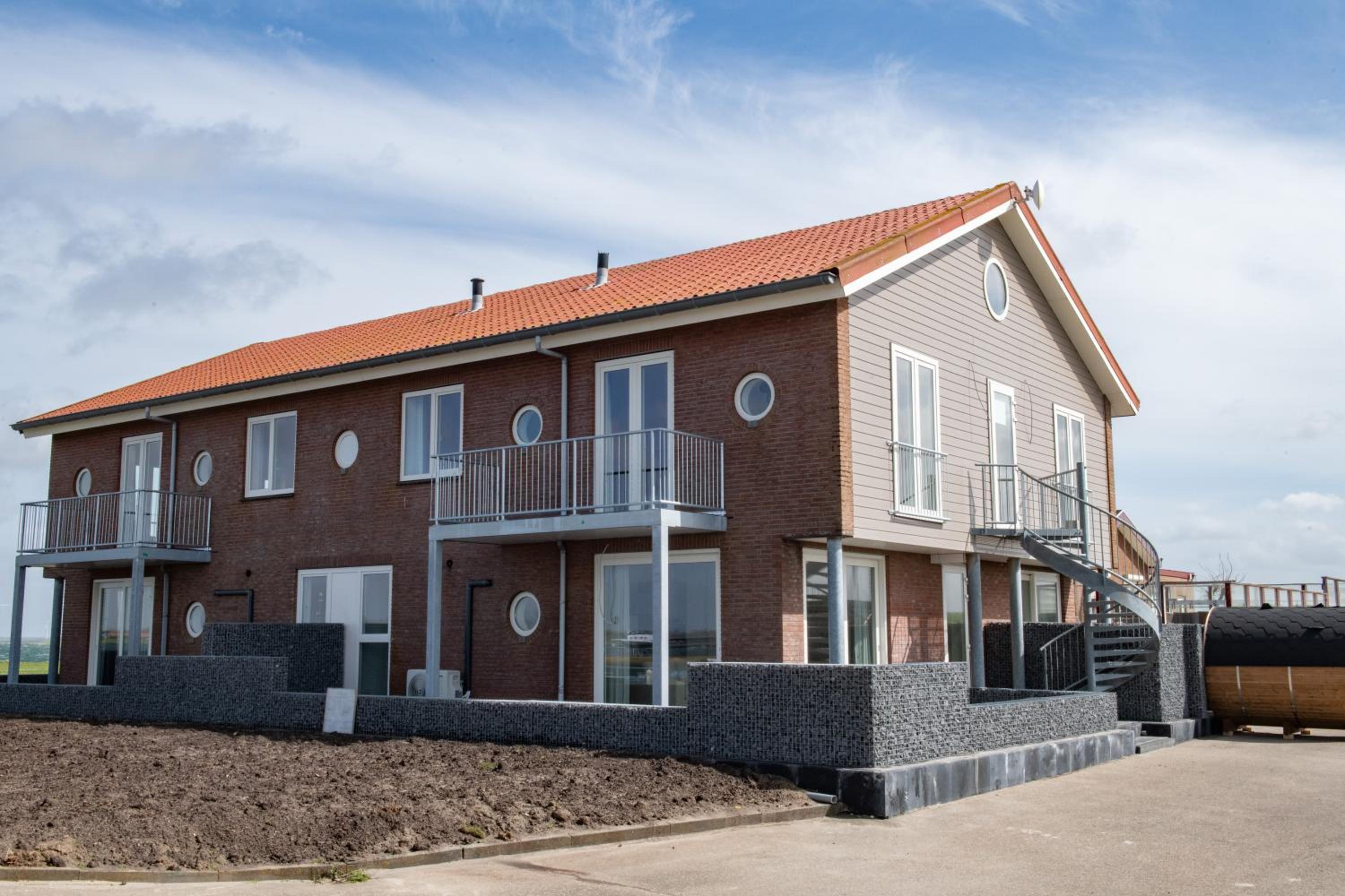 Apartment with Balcony - Photo 4