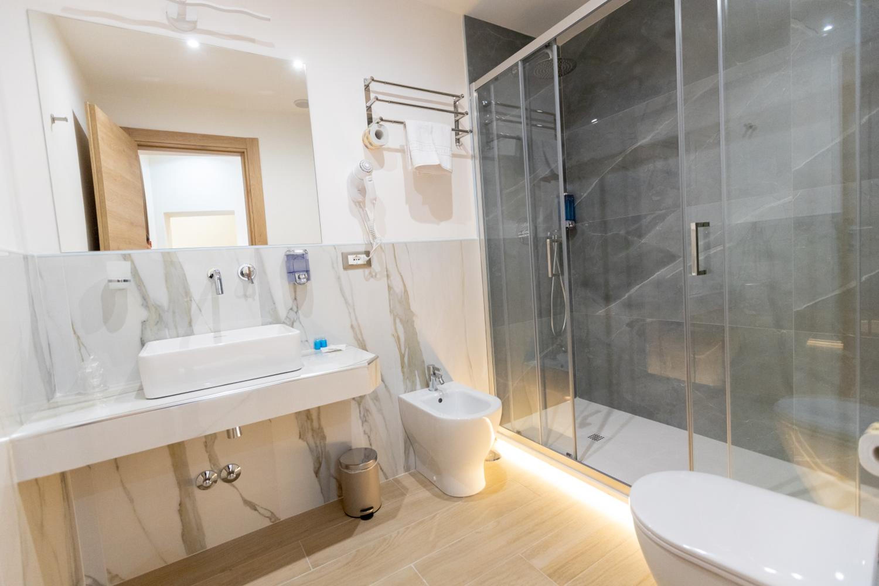 Deluxe Single Room with Balcony photo 3