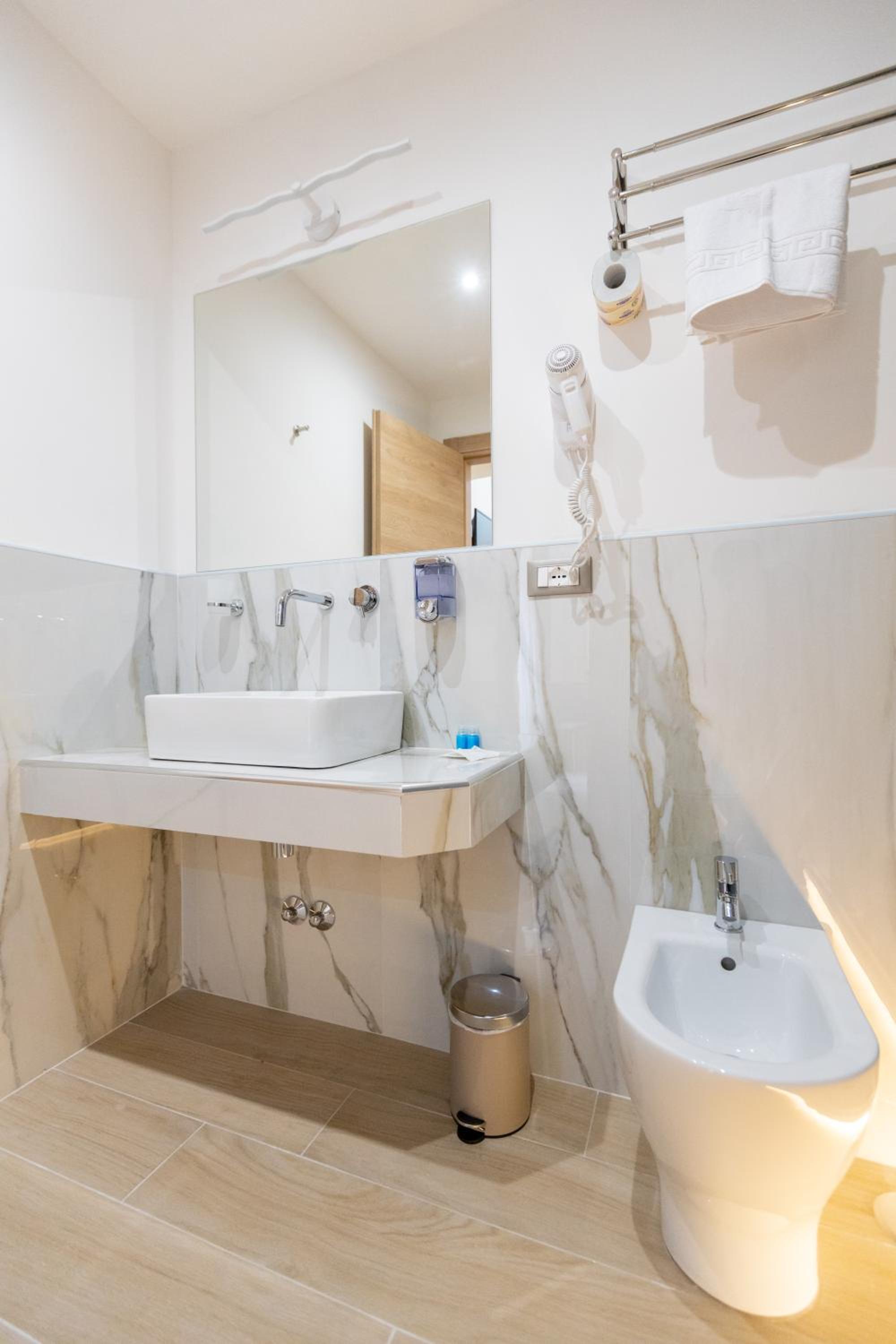 Deluxe Single Room with Balcony photo 3