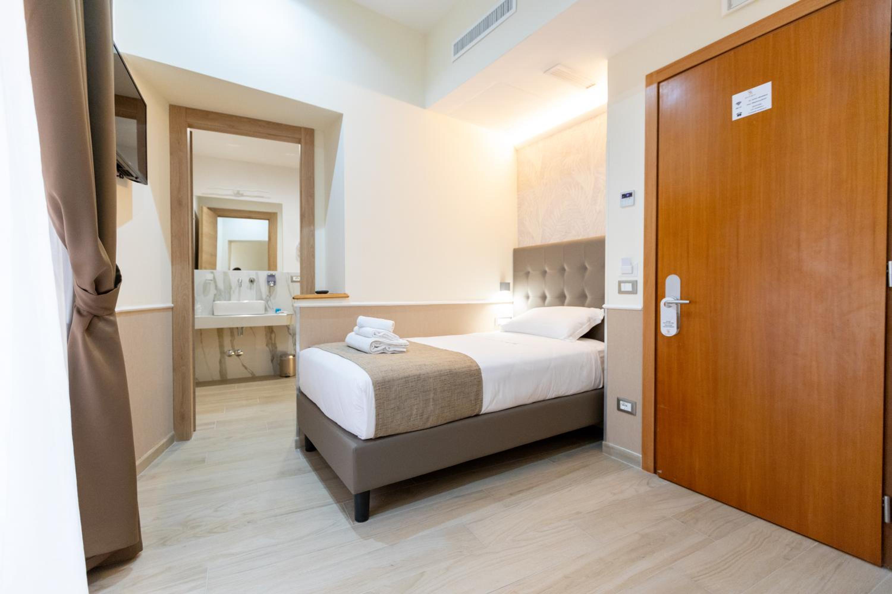 Deluxe Single Room with Balcony photo 2