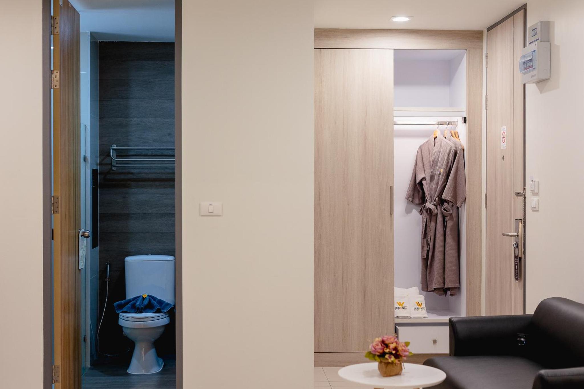 Deluxe King Room - Photo 5