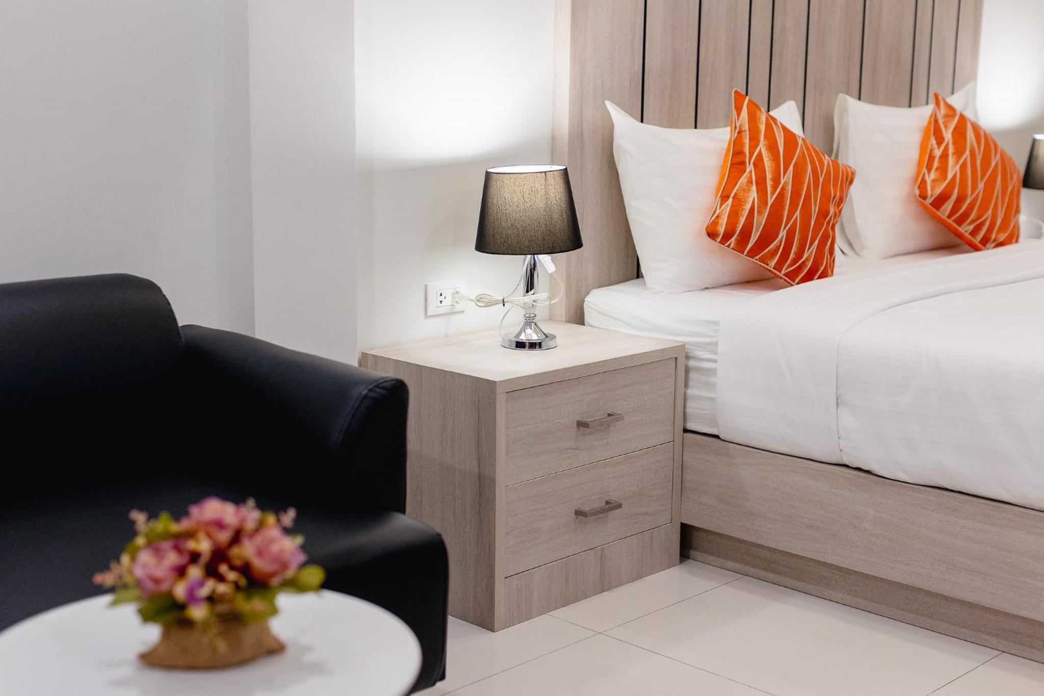 Deluxe King Room - Photo 10