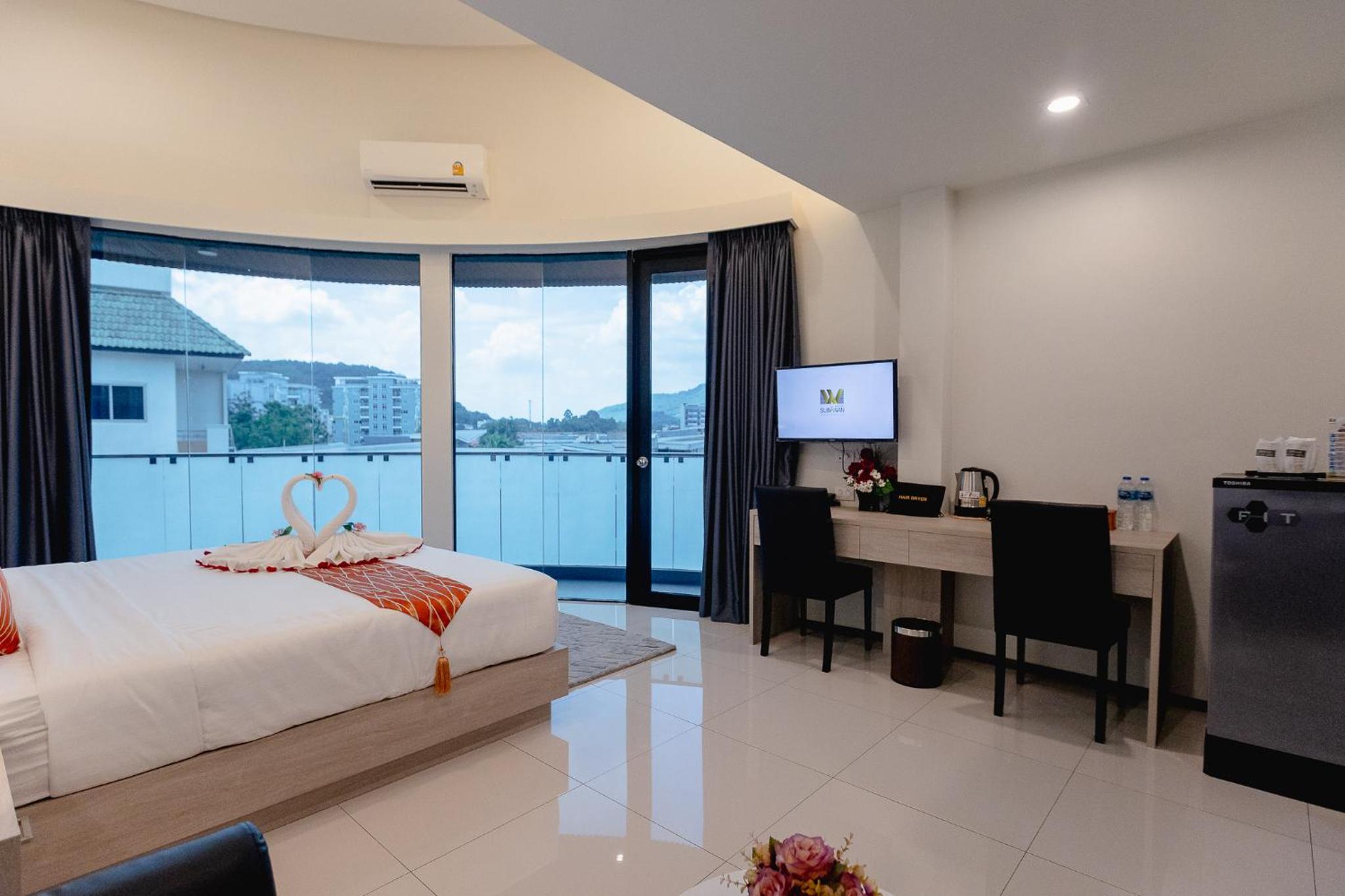 Deluxe King Room - Photo 14
