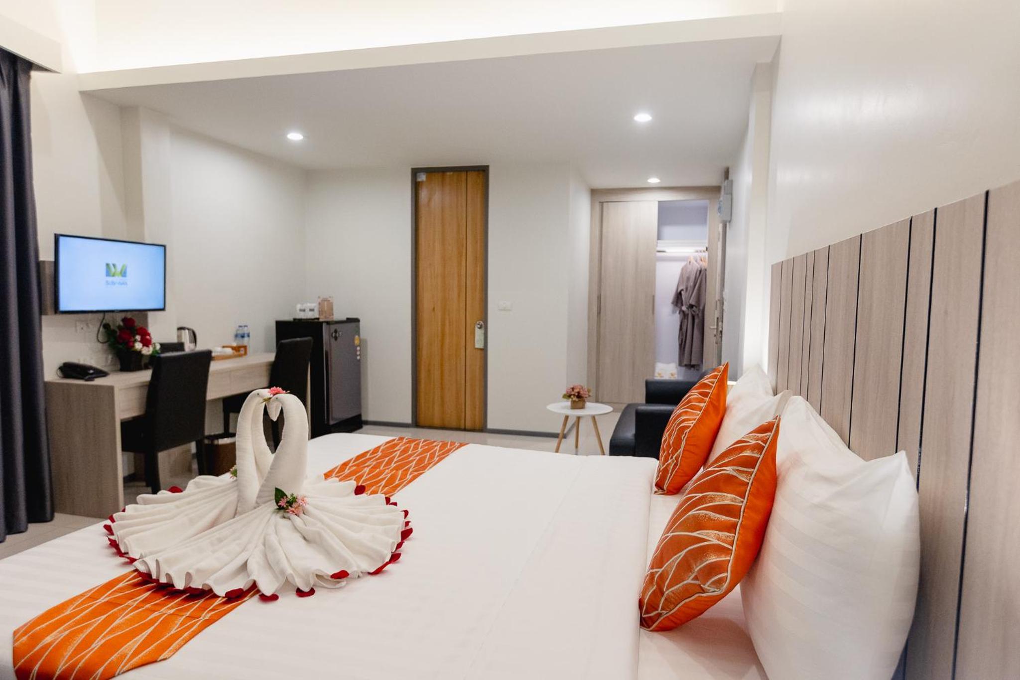 Deluxe King Room - Photo 7