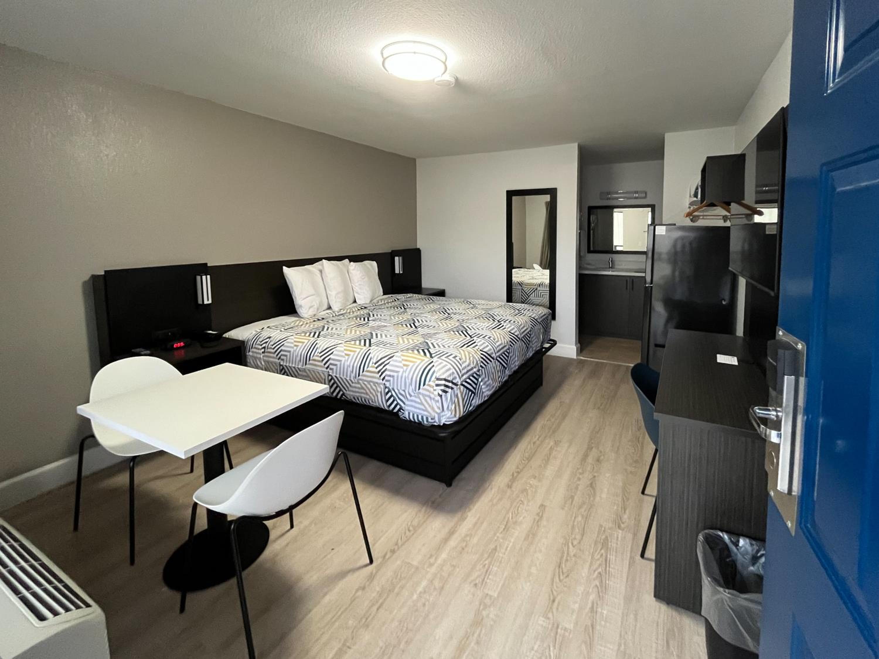 1 King Bed | Smoking, Kitchen photo 3