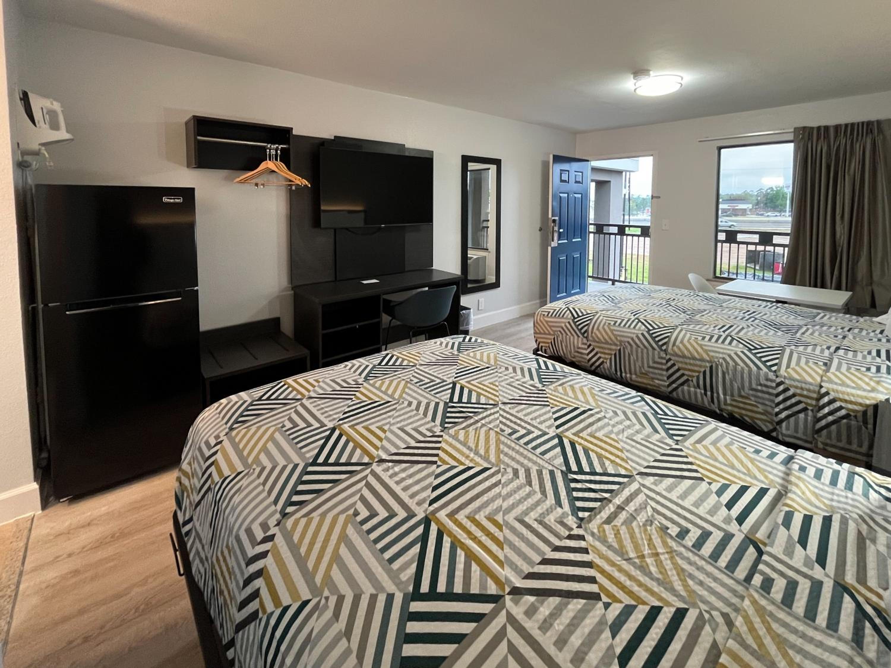 2 Full Beds | Smoking, Kitchen photo 3