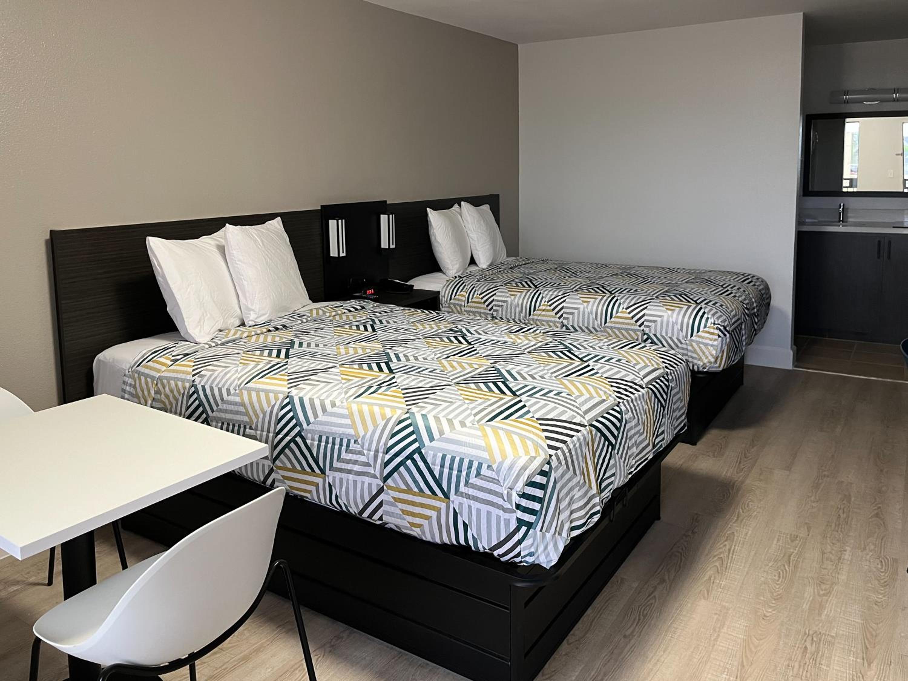 2 FULL BEDS | NON-SMOKING, KITCHEN photo 3