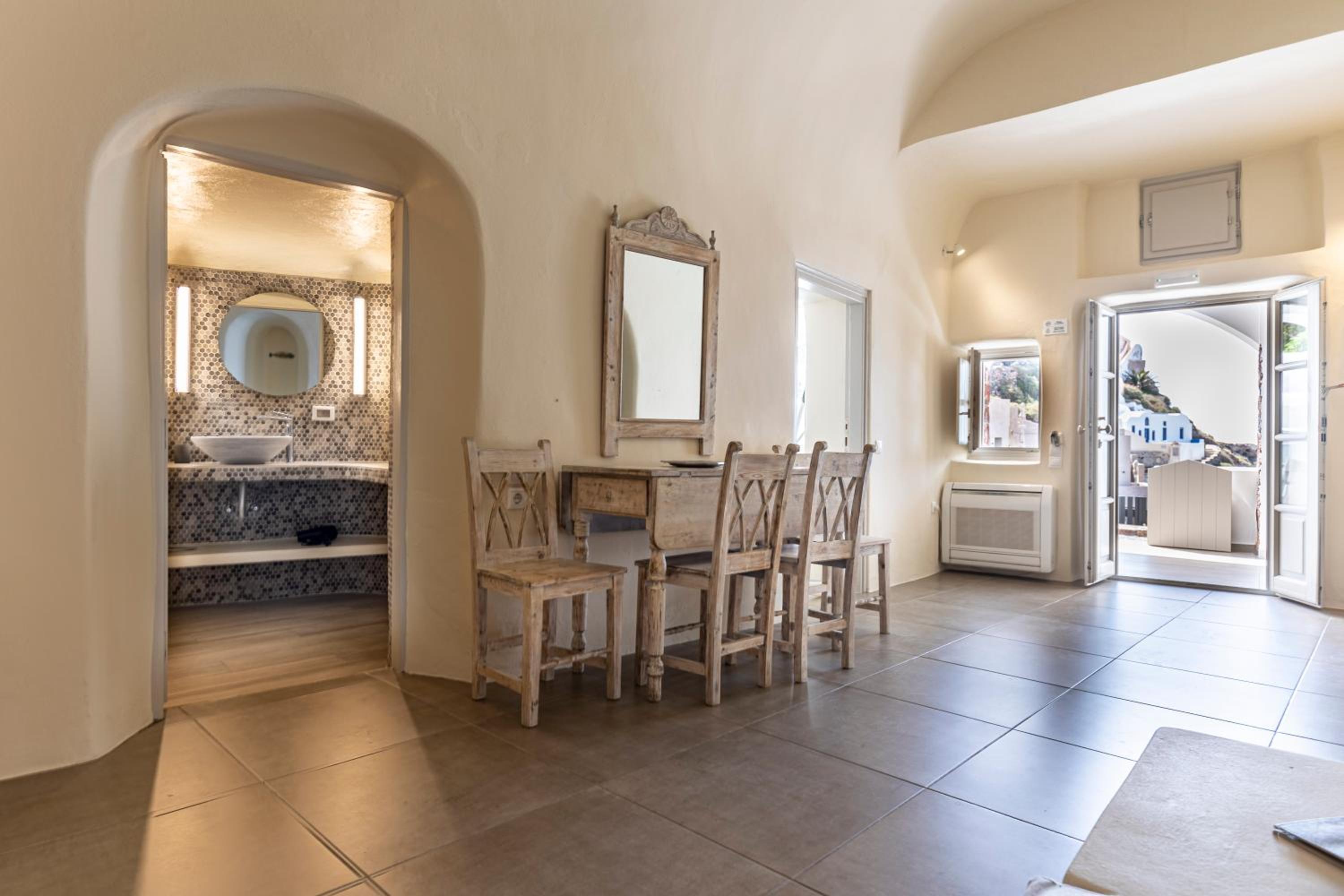Cave Suite with Outdoor Hot Tub