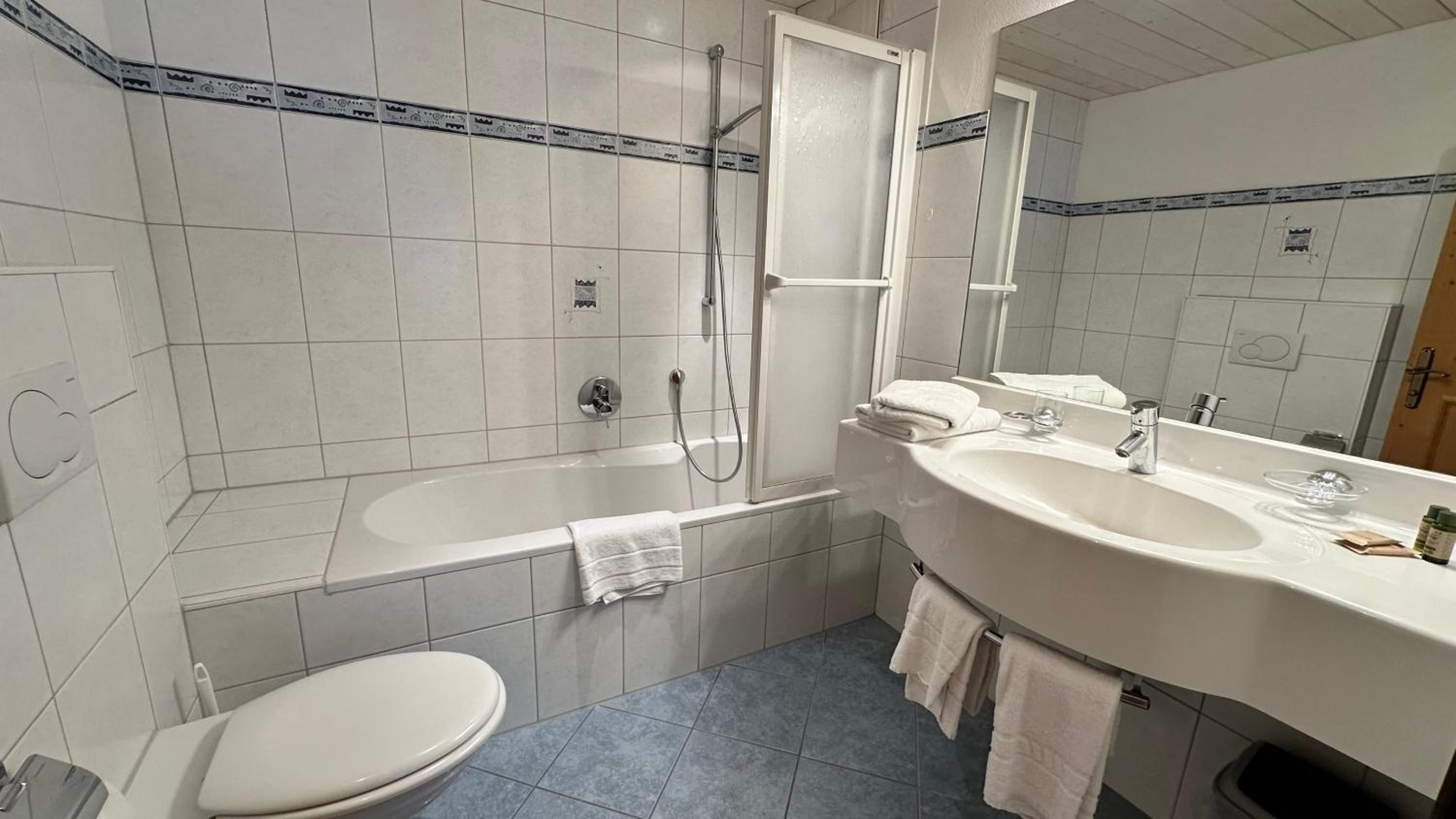 Double Room with Balcony and South View - Photo 4