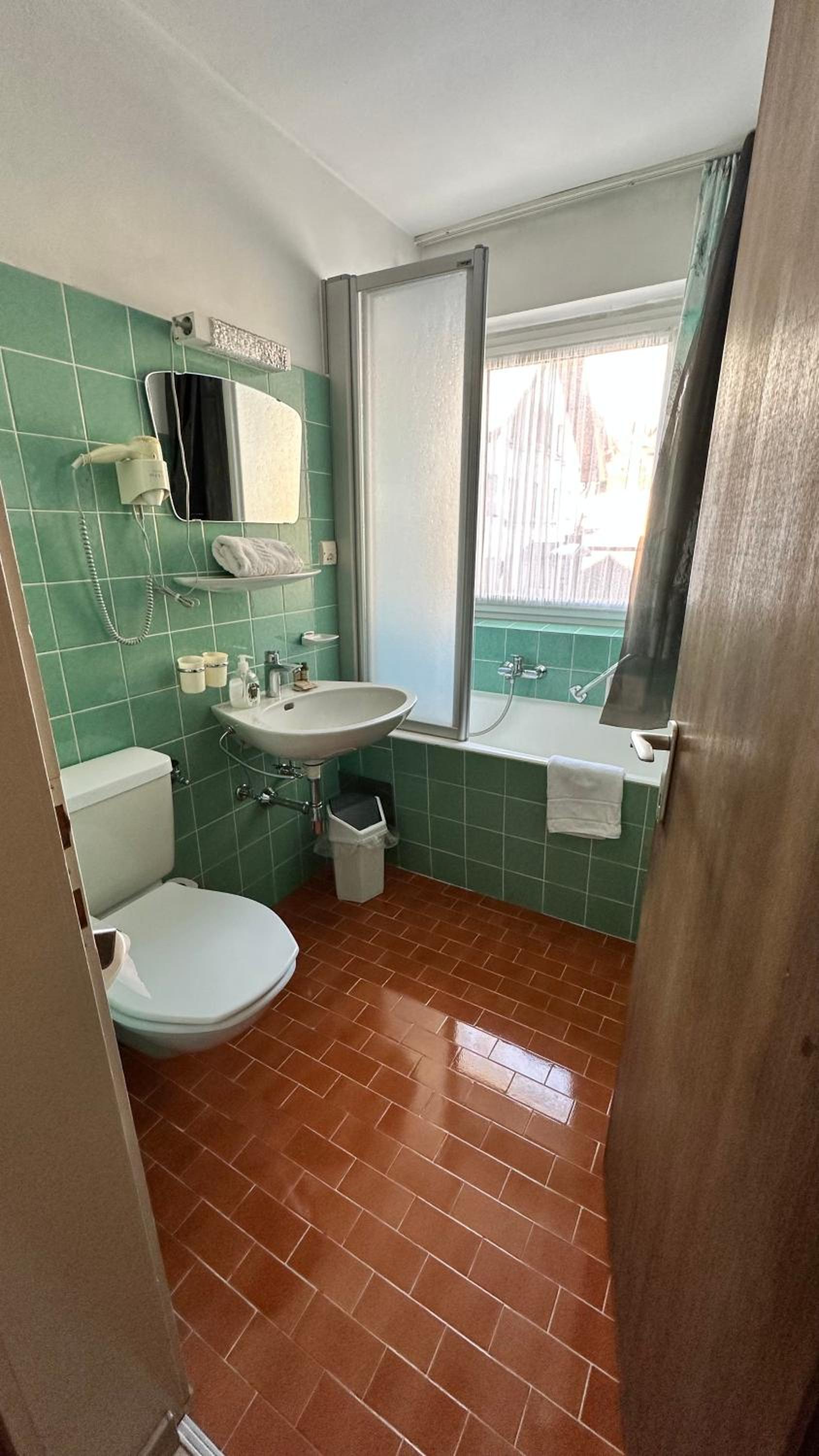 Budget Double Room with Bathtub and North View - Photo 4