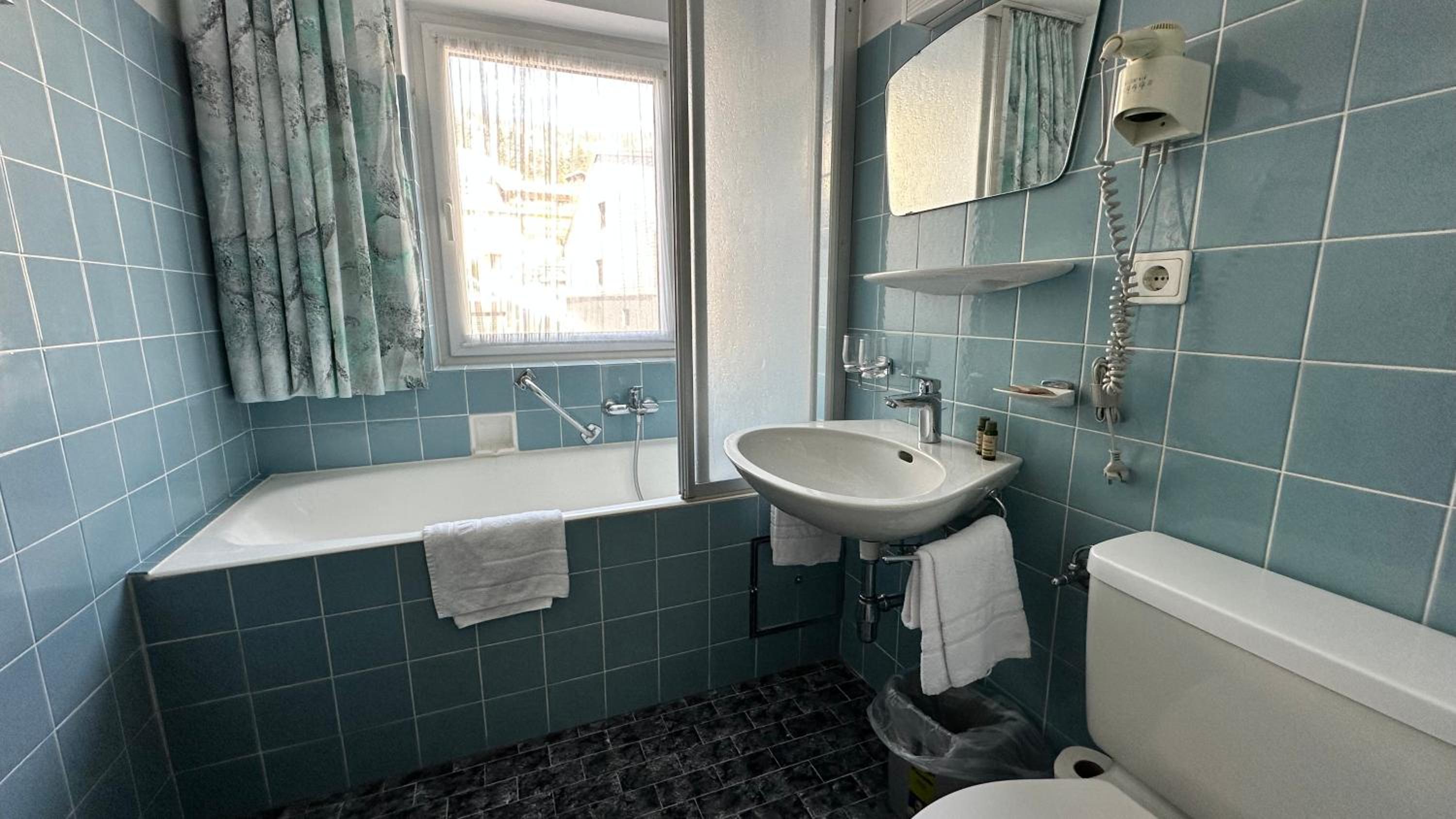 Budget Double Room with Bathtub and North View - Photo 3