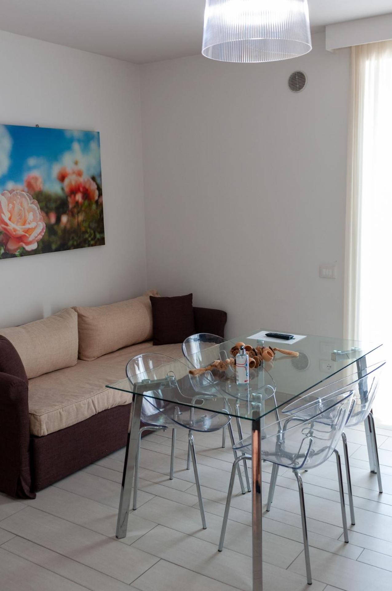 Comfort One-Bedroom Apartment Lateral with Partial Lake view - Photo 4