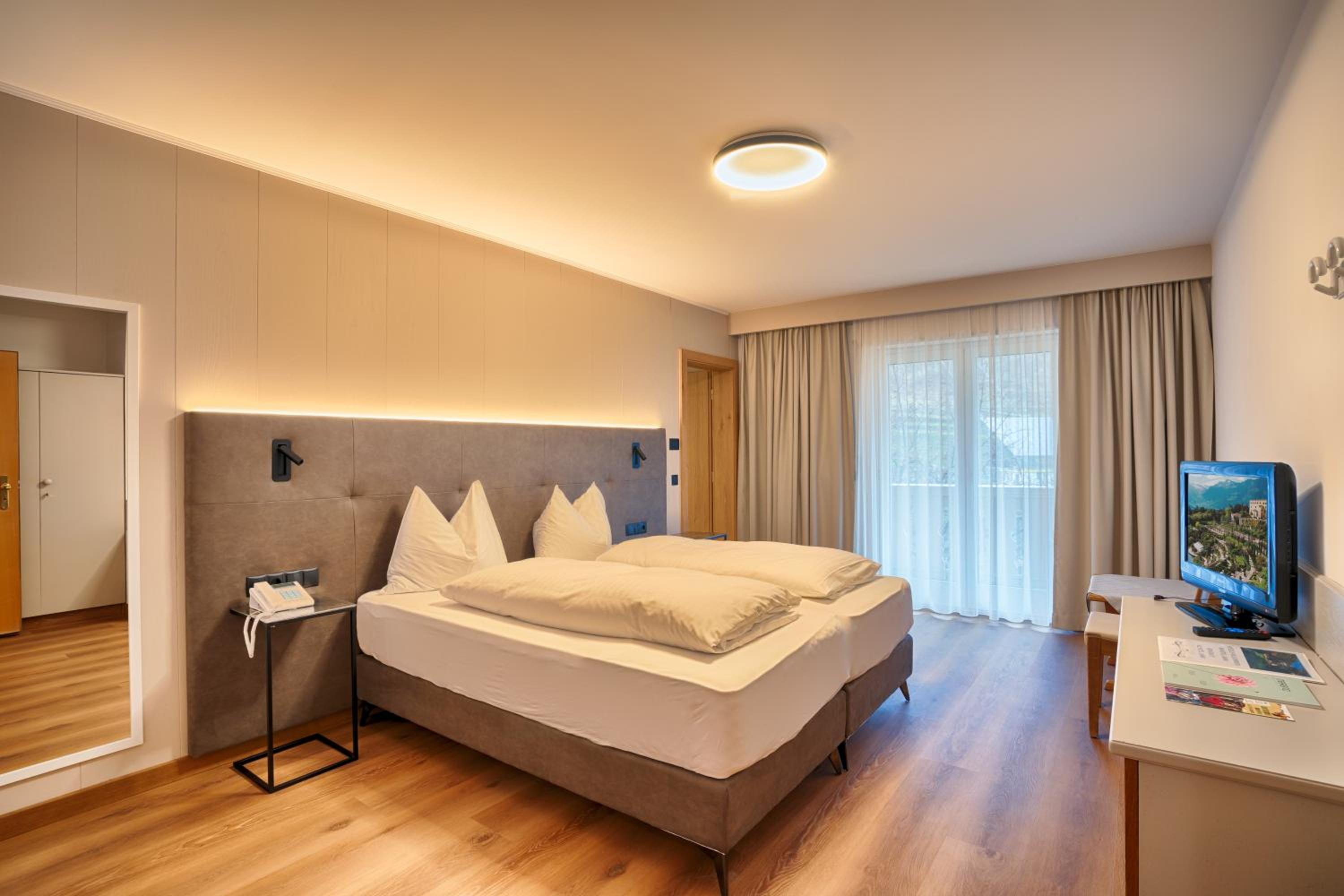 Standard Double Room with Balcony and Mountain View