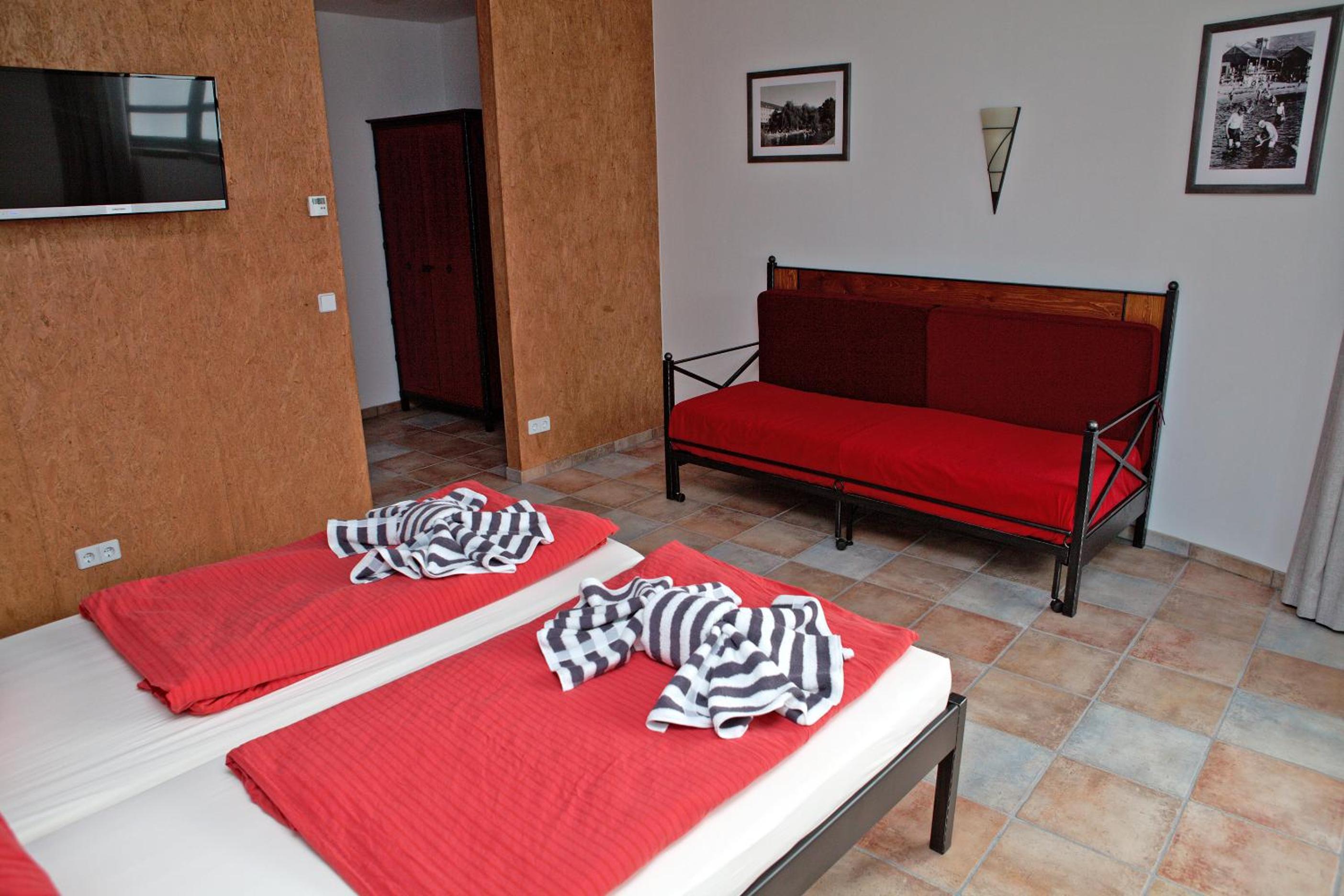 Family Room (2-4 Adults)
