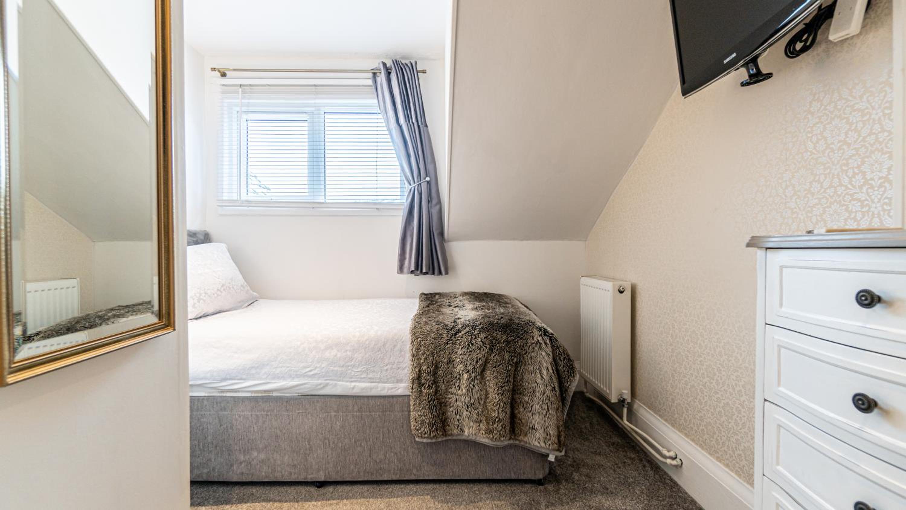 Small Single Room photo 3