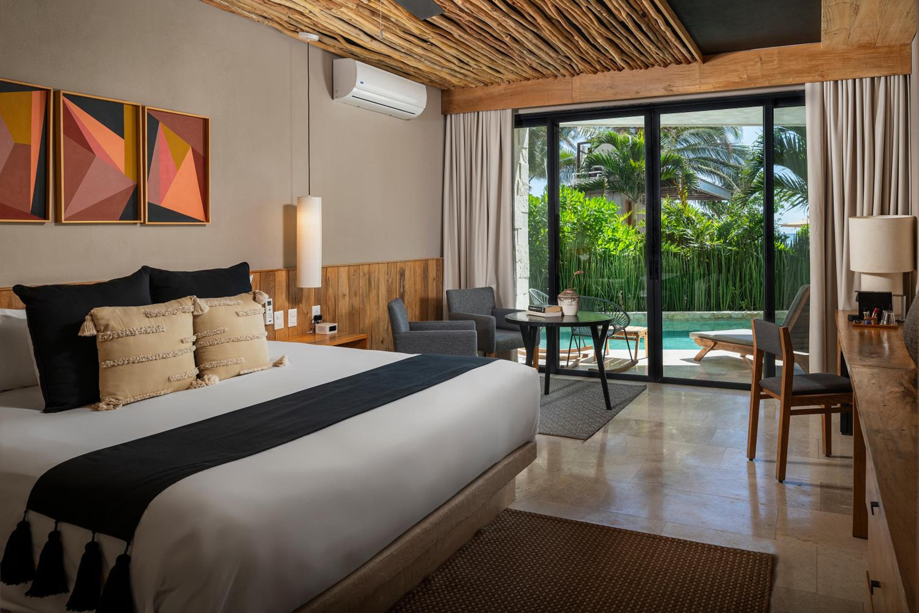 Swim-up Room - Photo 1