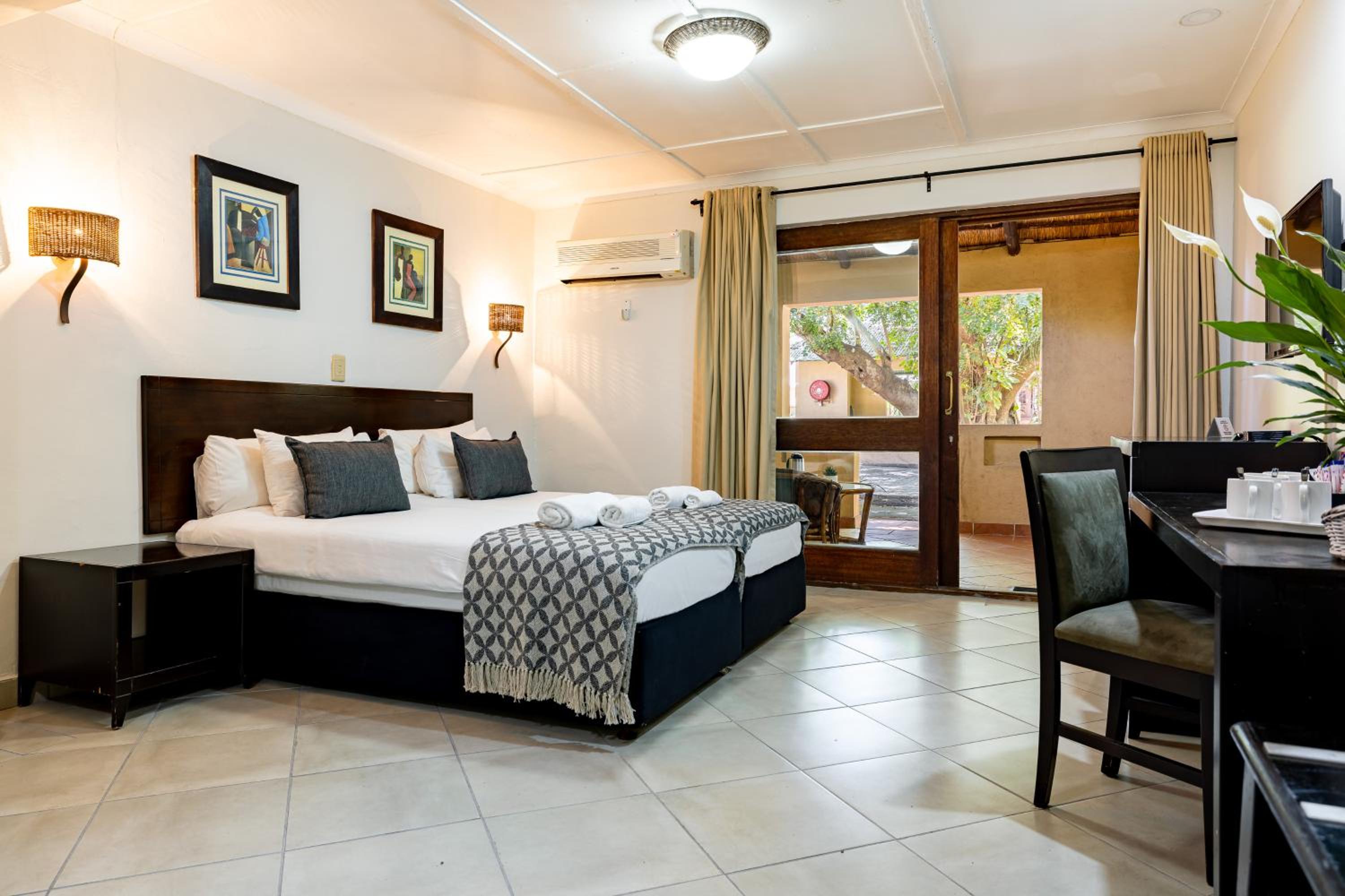Family Room with Garden View - Photo 3