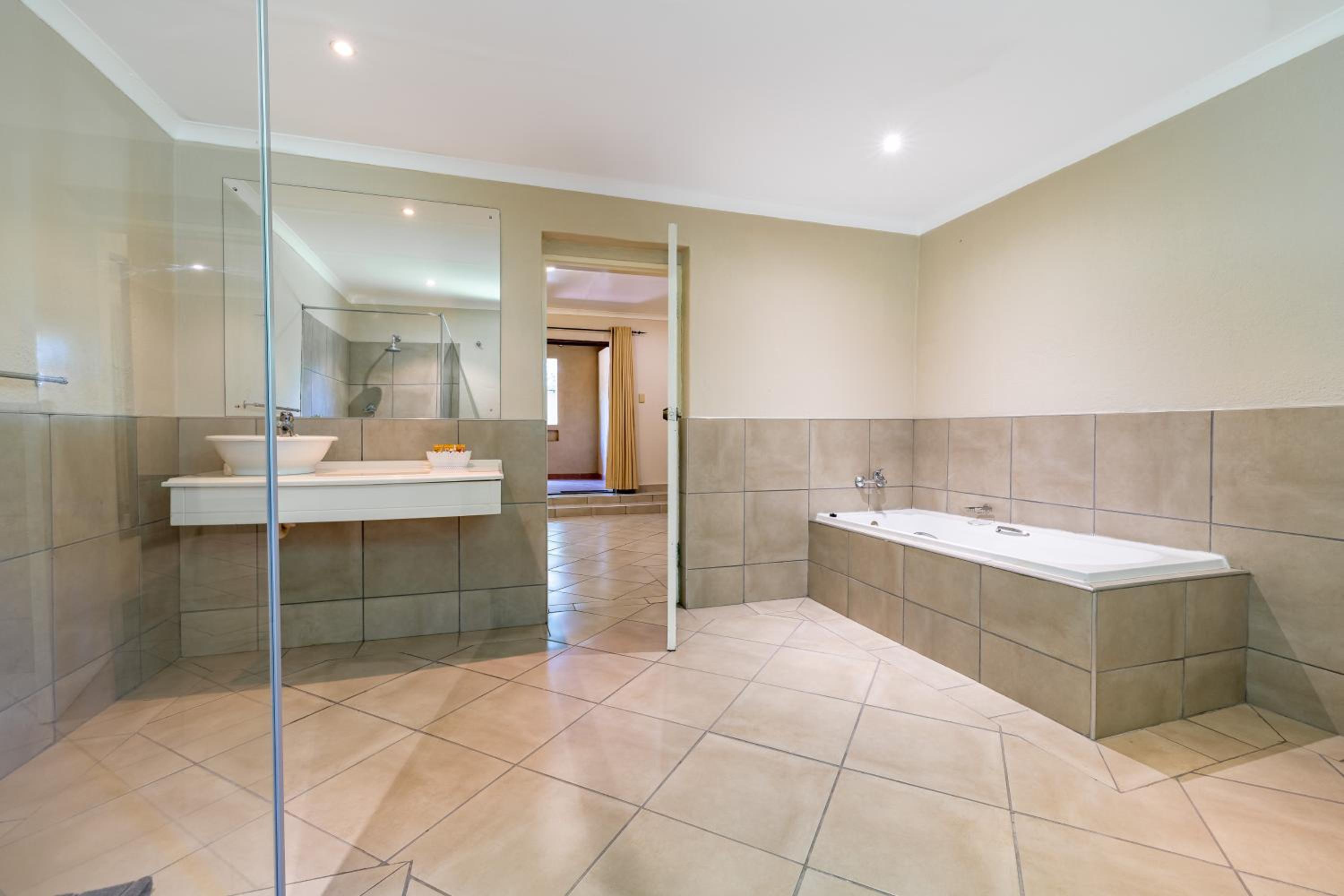 Family Room with Garden View - Photo 4