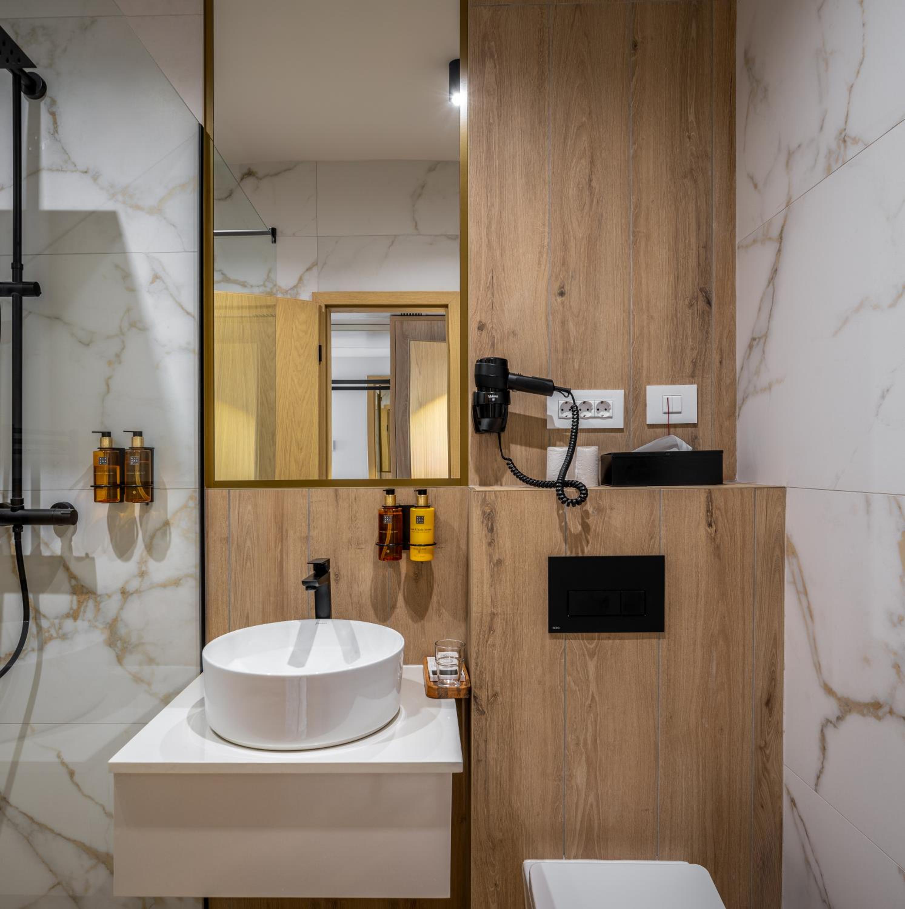 Double Room - Photo 10