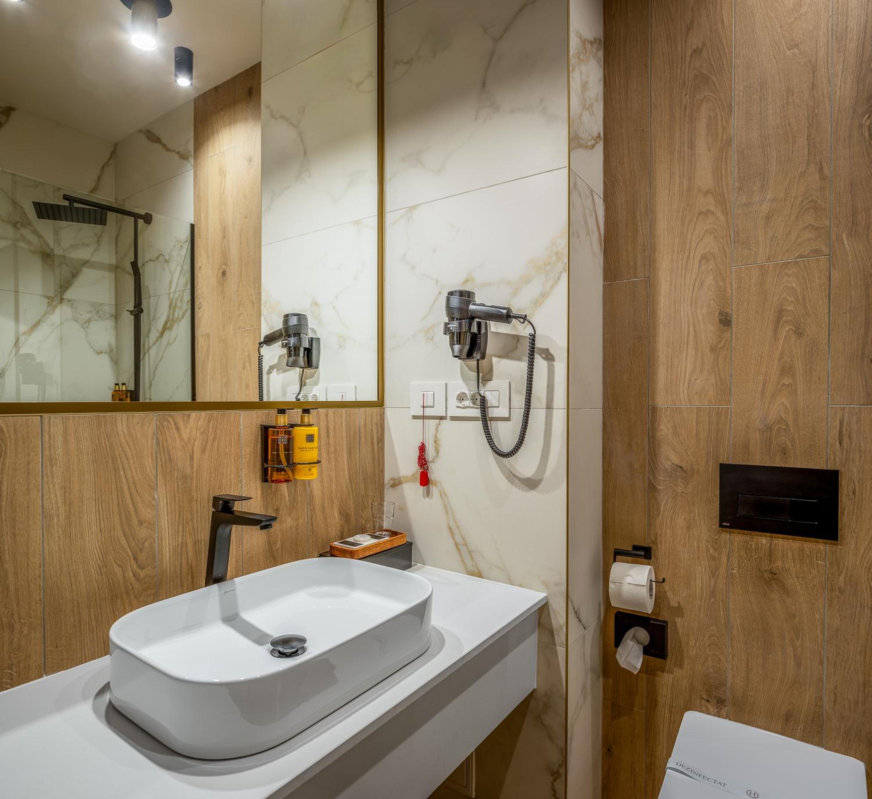Double Room - Photo 15