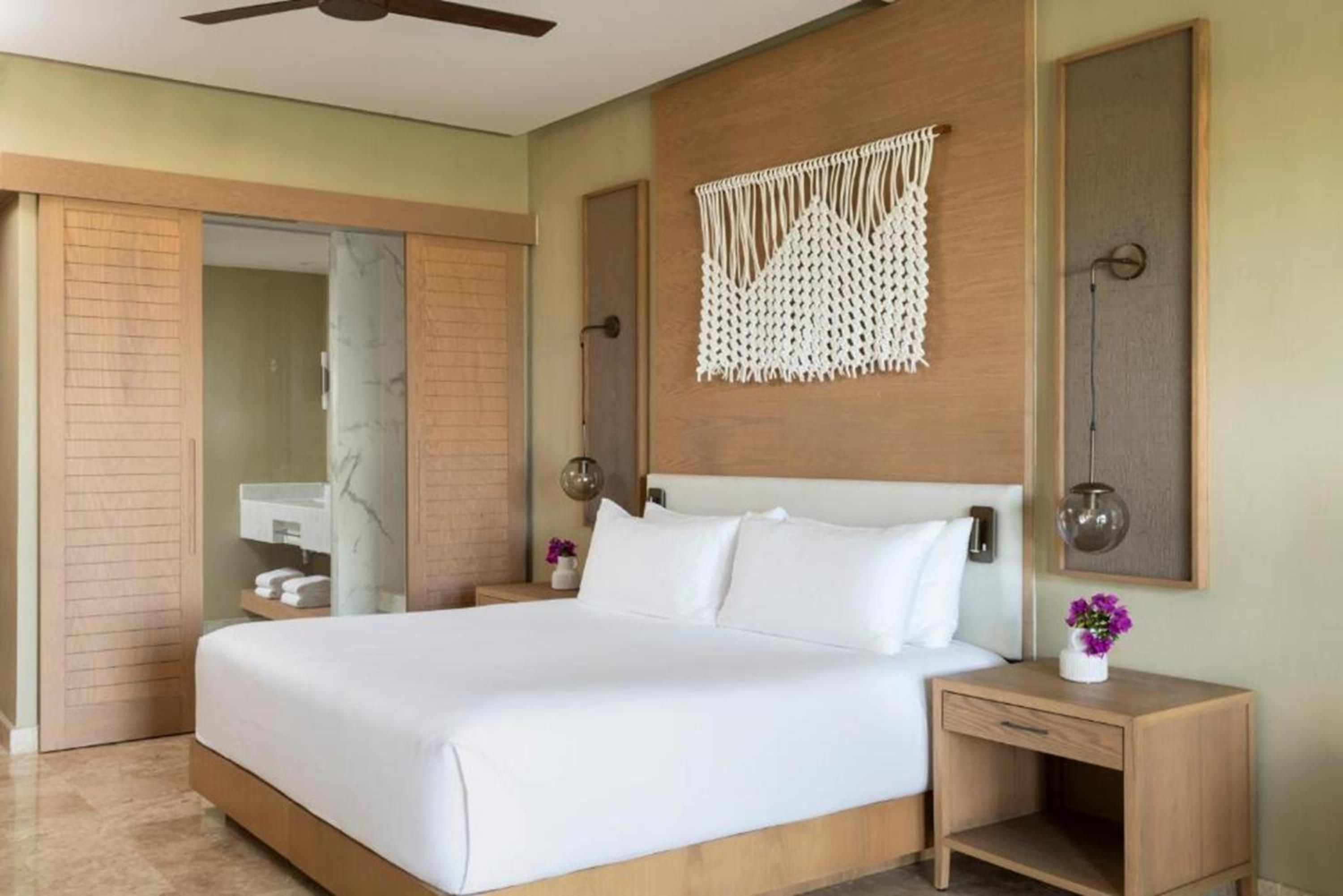 King Junior Suite with Swim-Out and Pool View - Photo 7