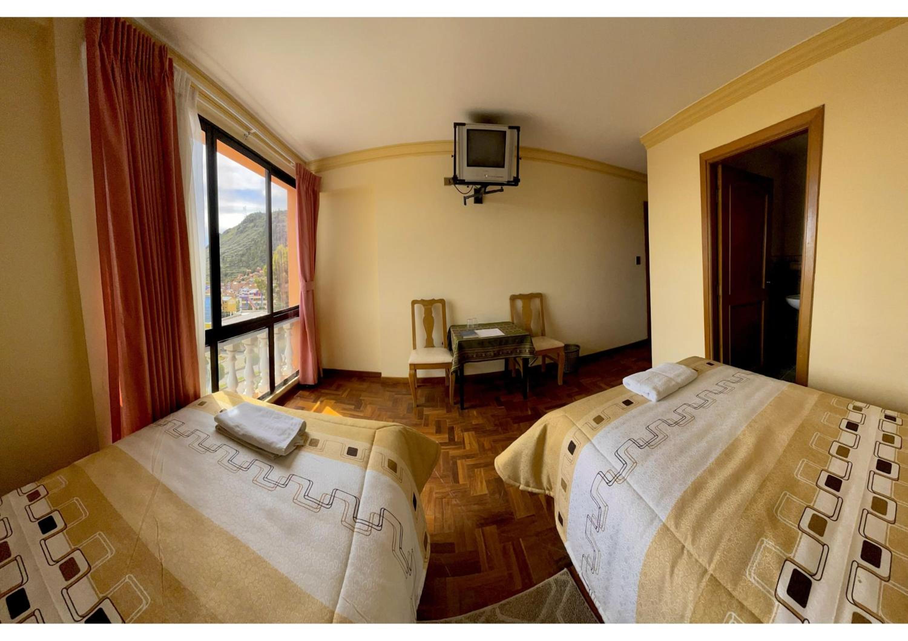 Twin Room with Private Bathroom photo 2
