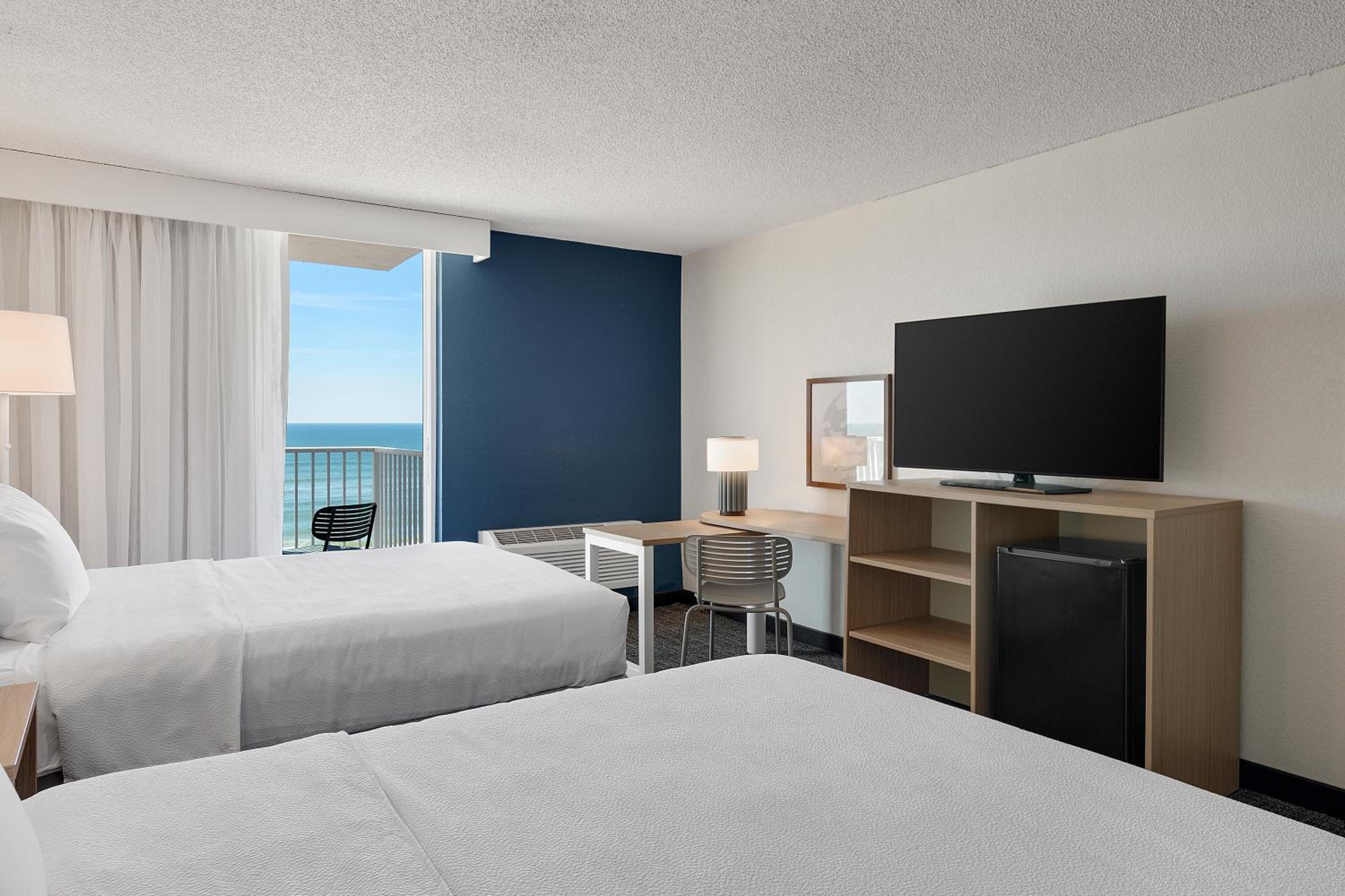 Queen Room with Two Queen Beds - Photo 7