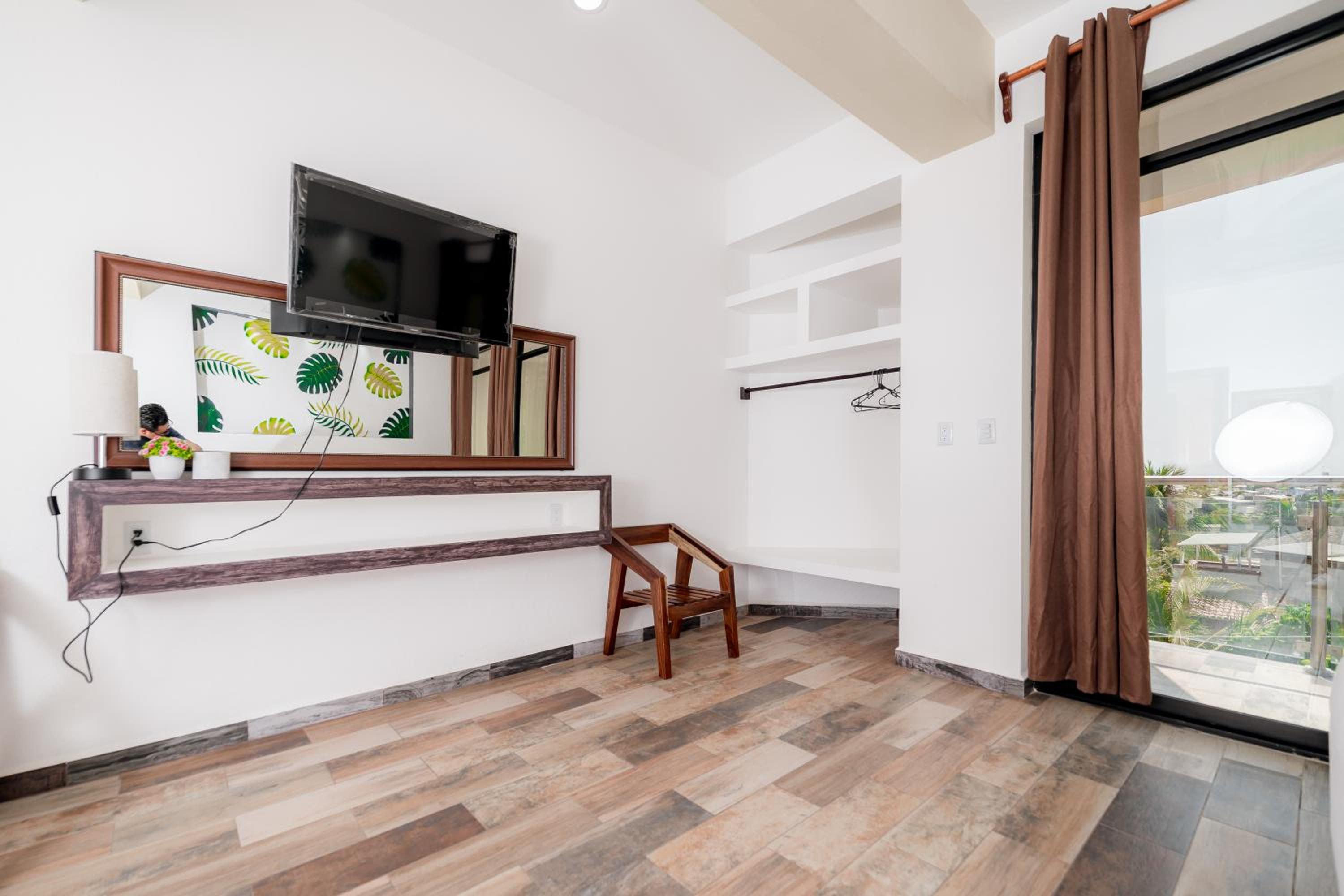 Twin Room with Balcony - Photo 3