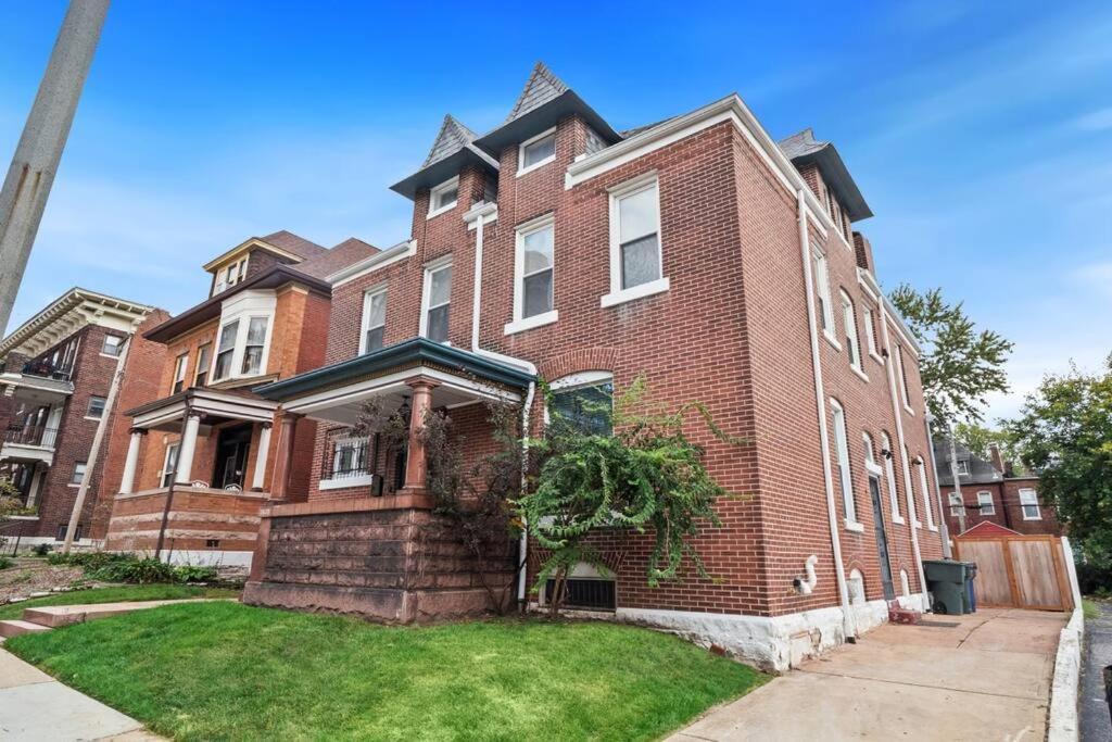 Seven-Bedroom House photo 2