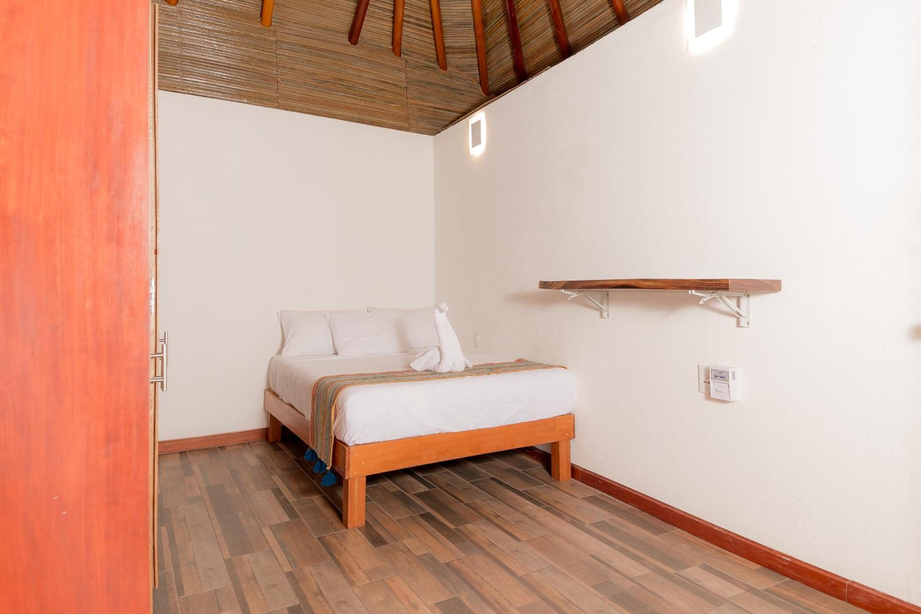 Queen Room with Pool View - Photo 1