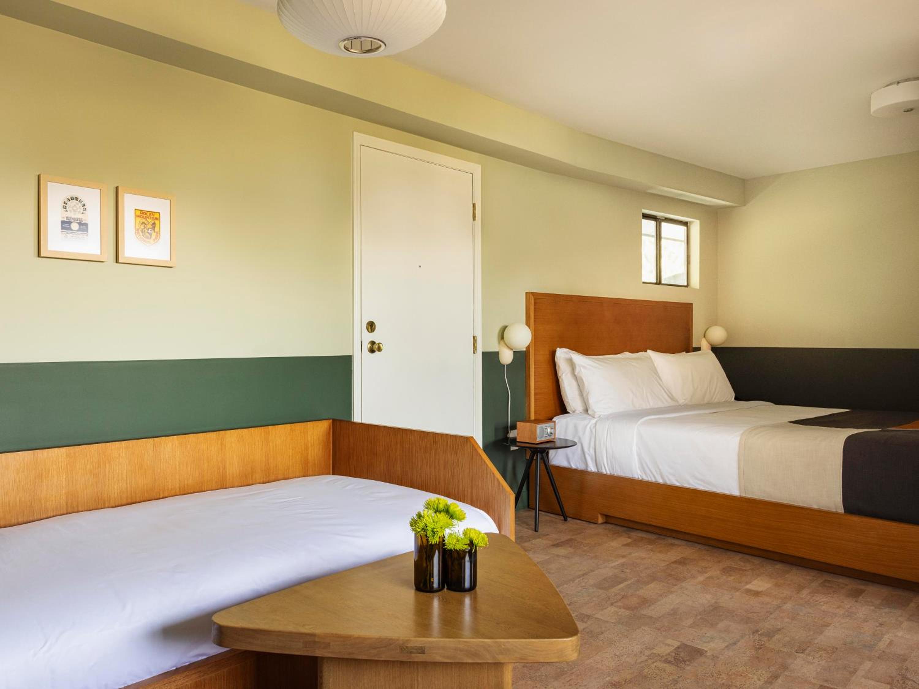 King Suite (King+Day Bed)