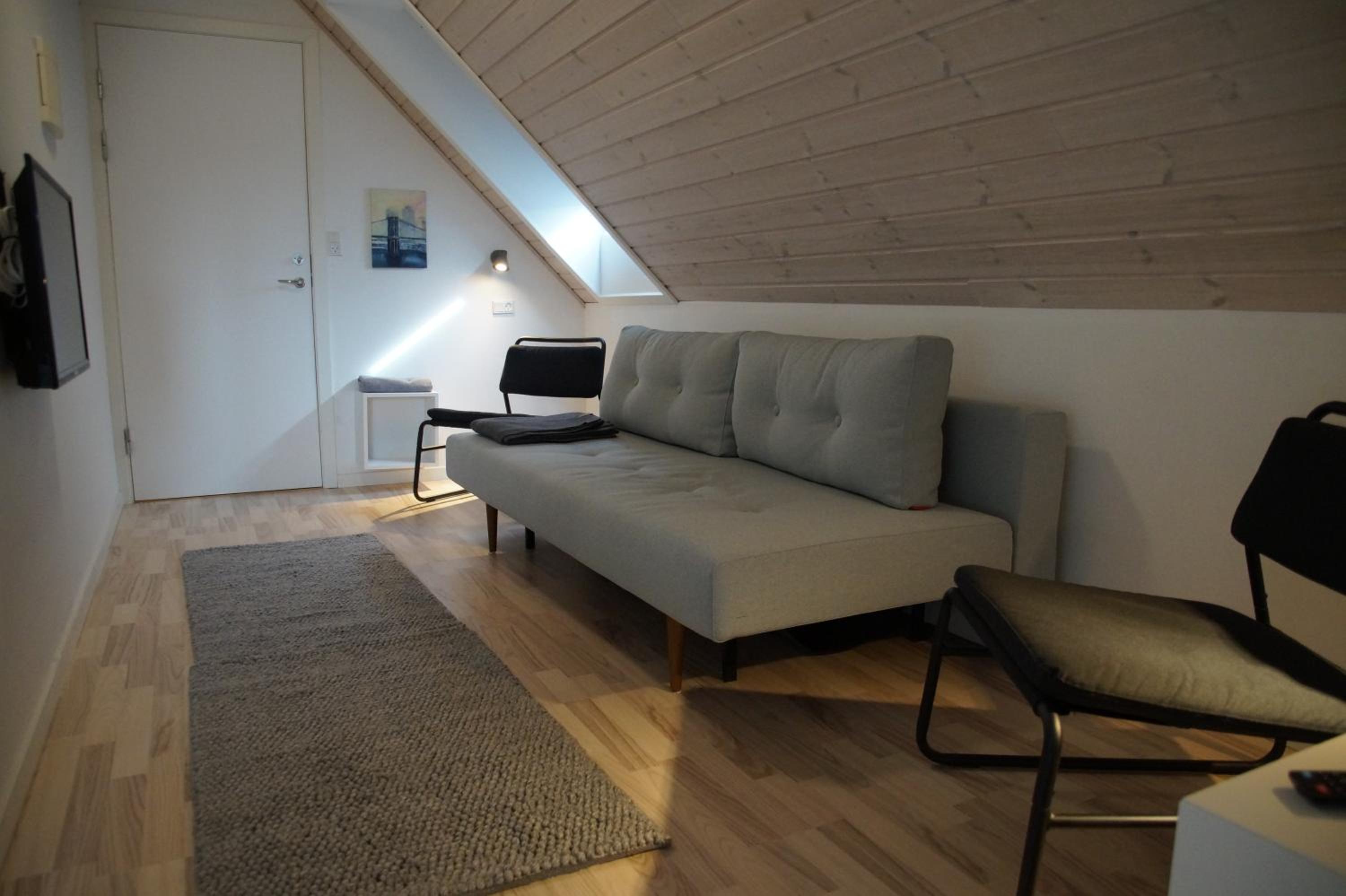 One-Bedroom Apartment photo 1