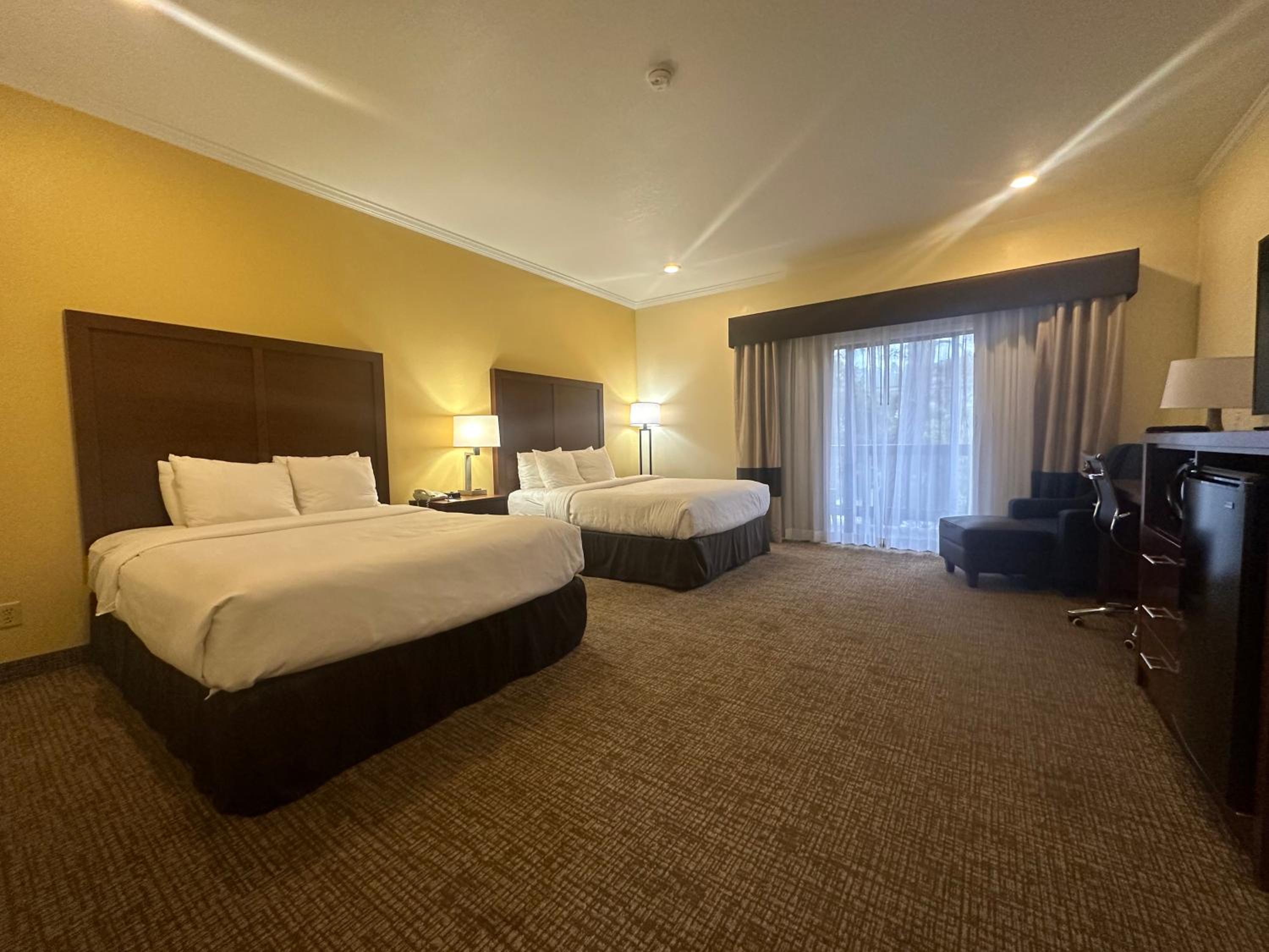 Queen Room with Two Queen Beds - Non-Smoking - Photo 3