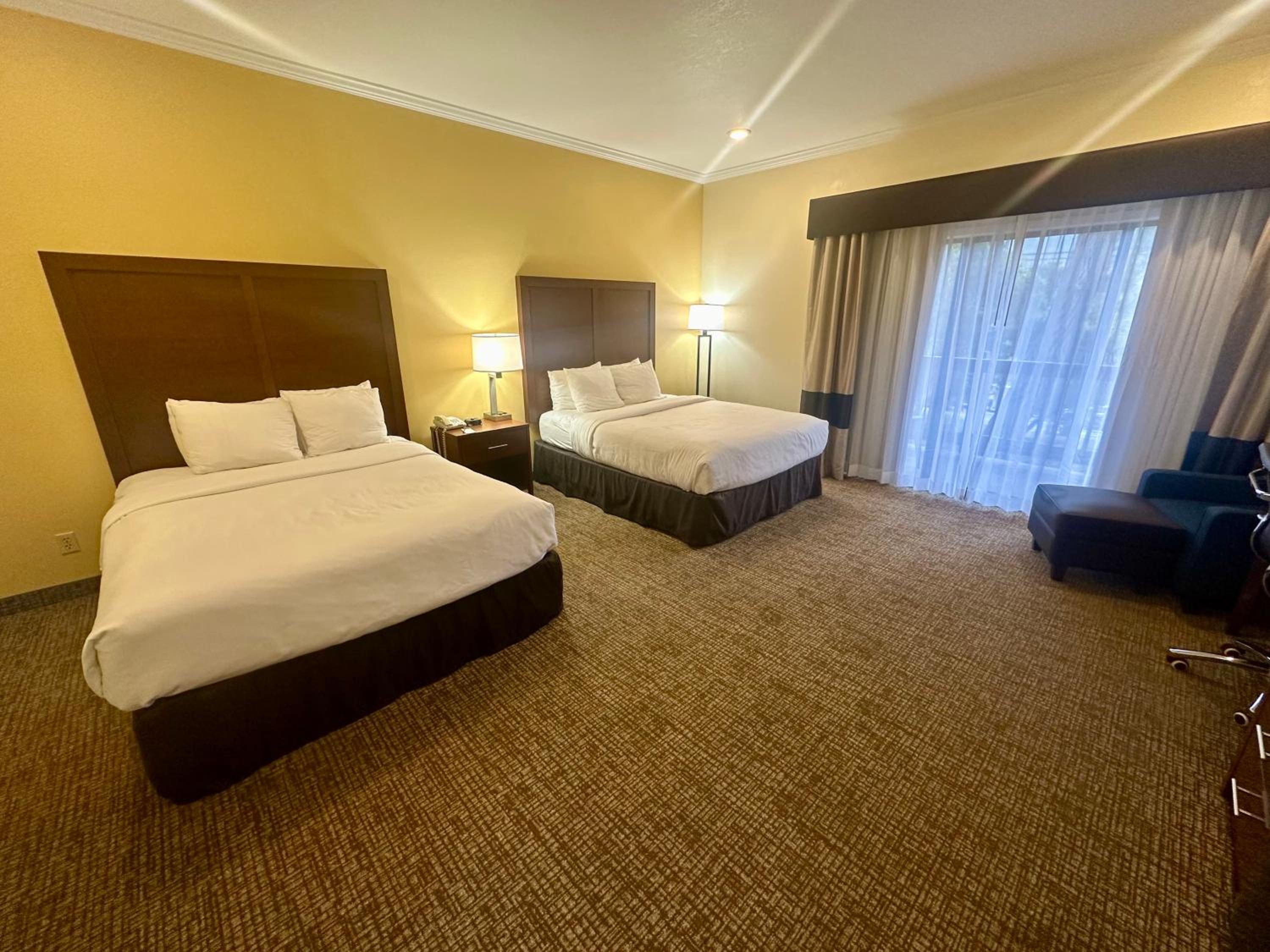 Queen Room with Two Queen Beds - Non-Smoking - Photo 2