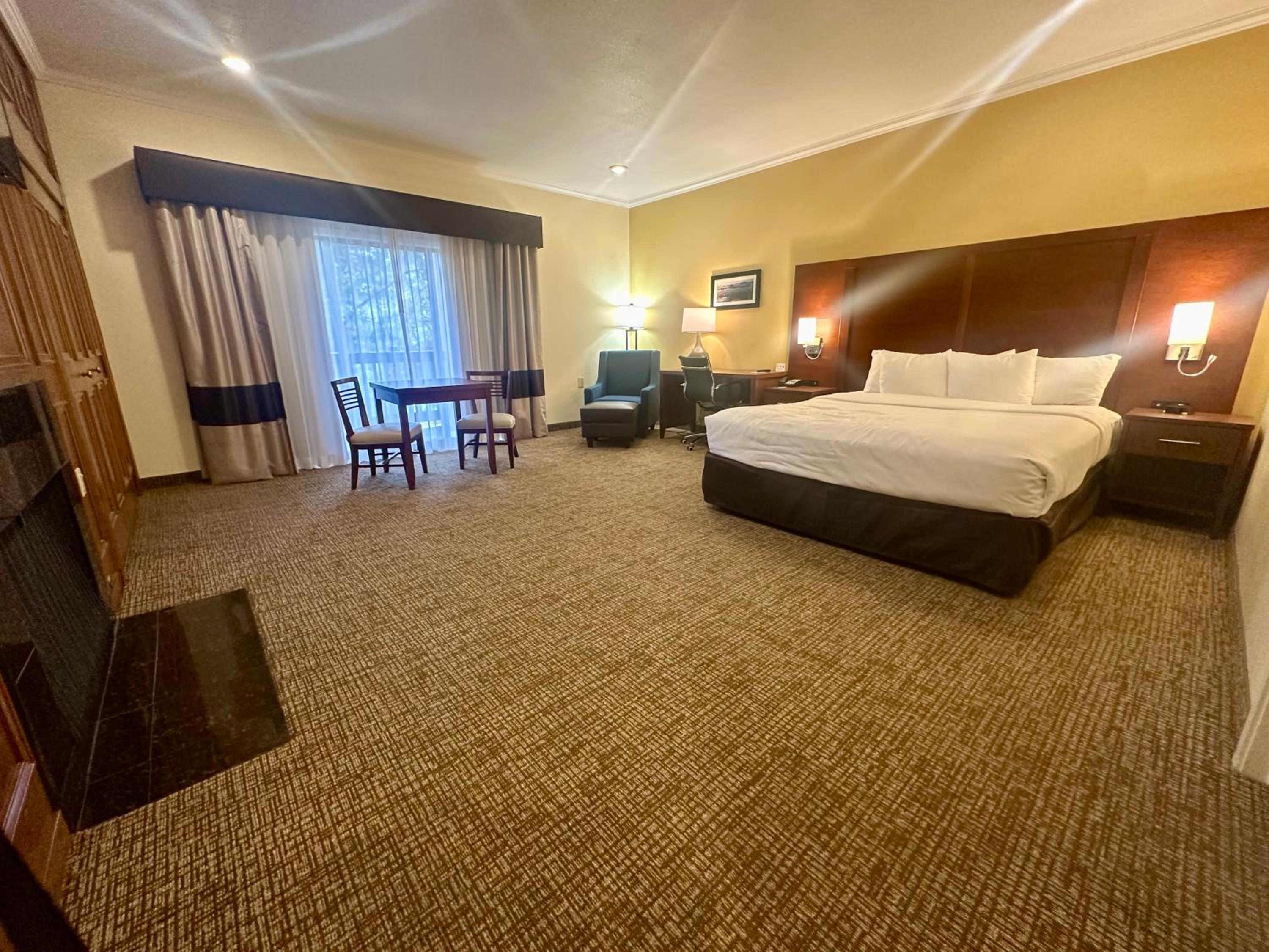 King Suite - Non-Smoking photo 2