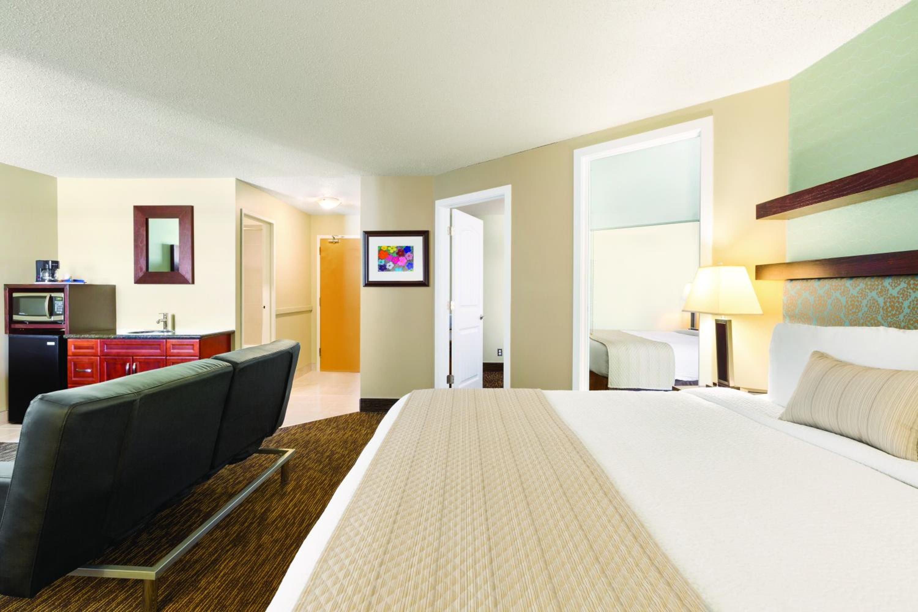 Deluxe King Suite - Non-Smoking photo 2