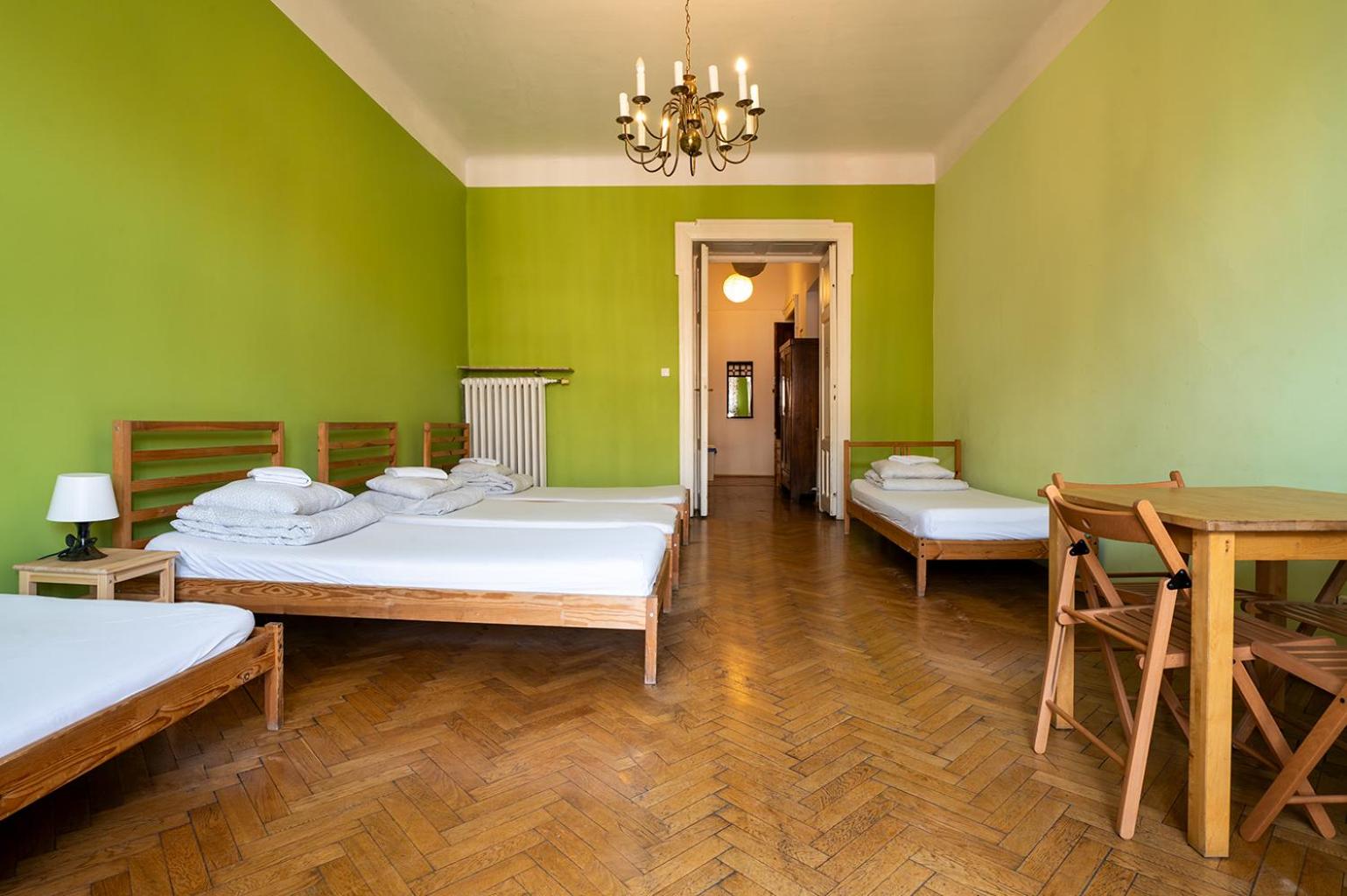 Apartment with Balcony - Photo 4