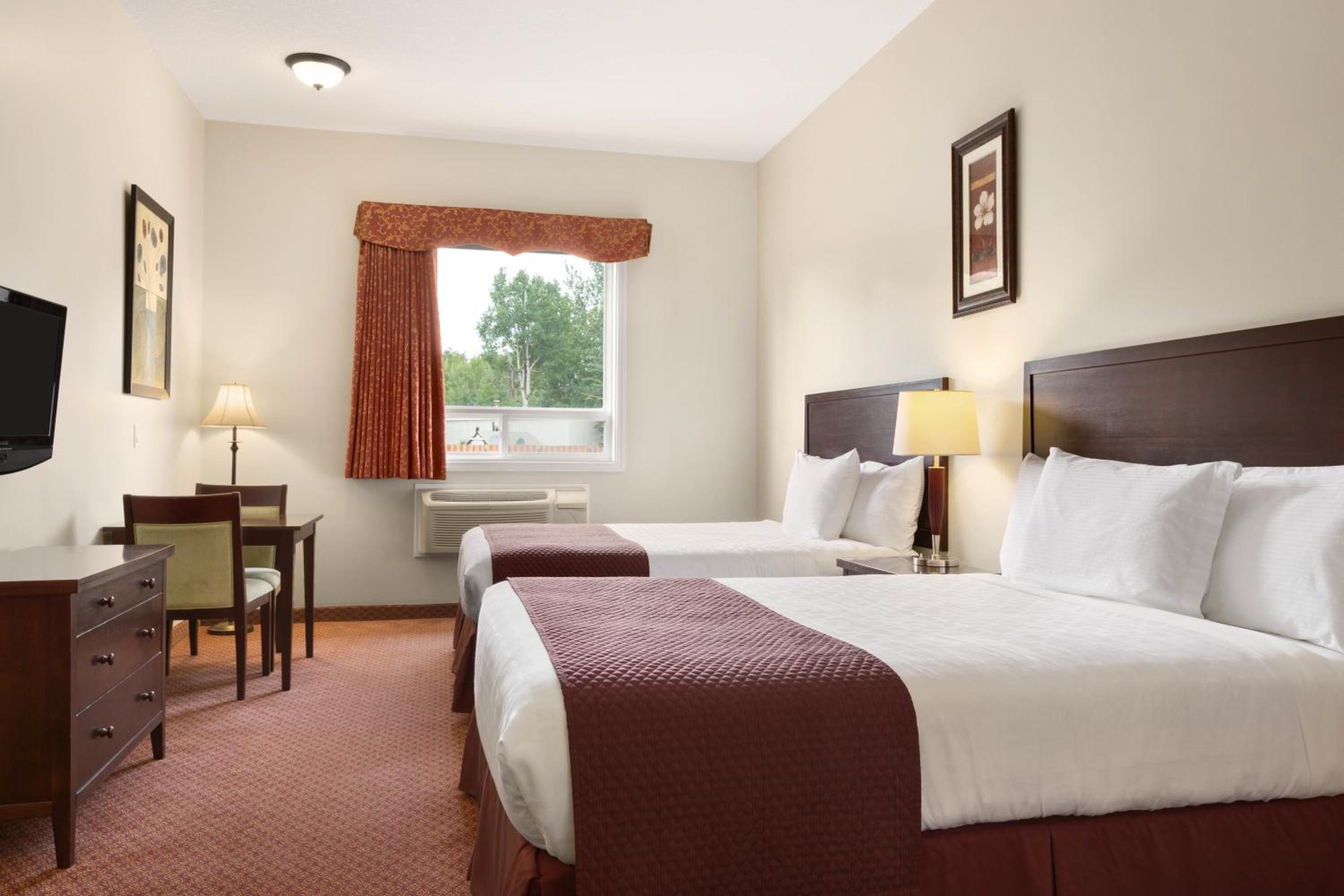Queen Room with Two Queen Beds - Non-Smoking - Photo 4