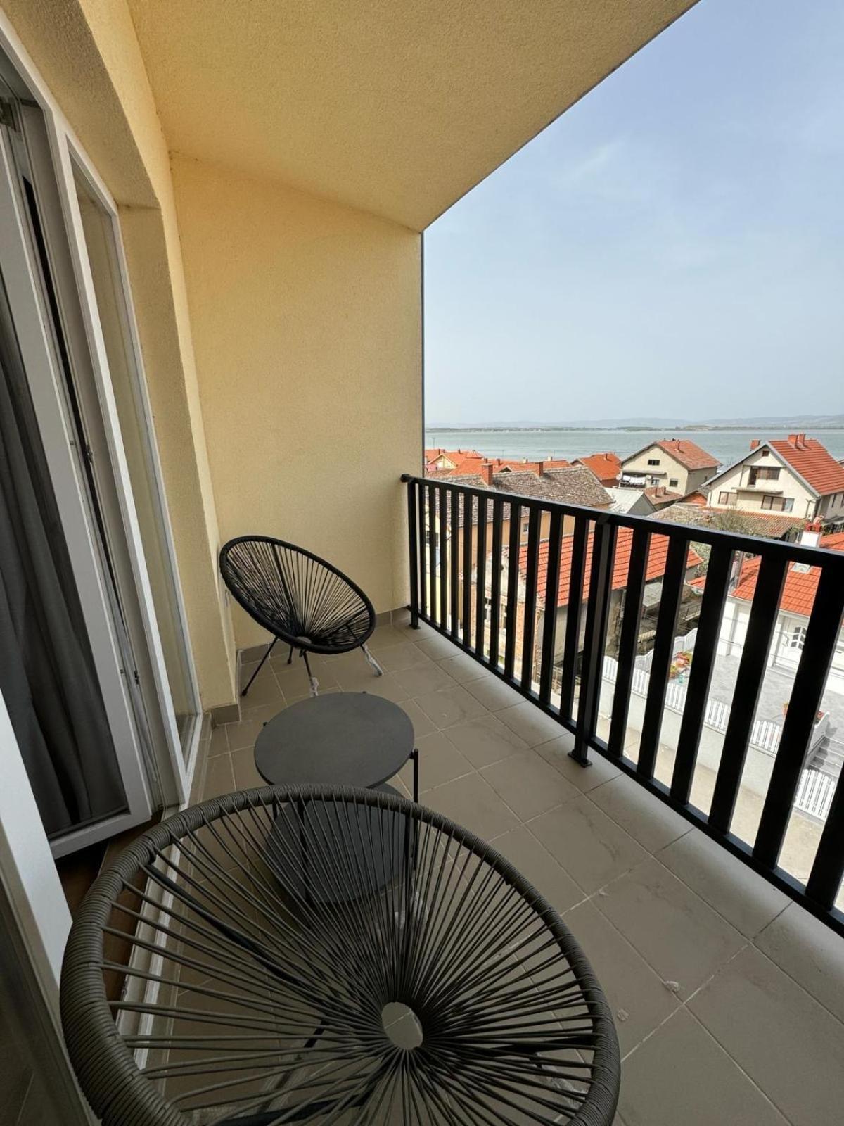 Apartment with Lake View photo 2