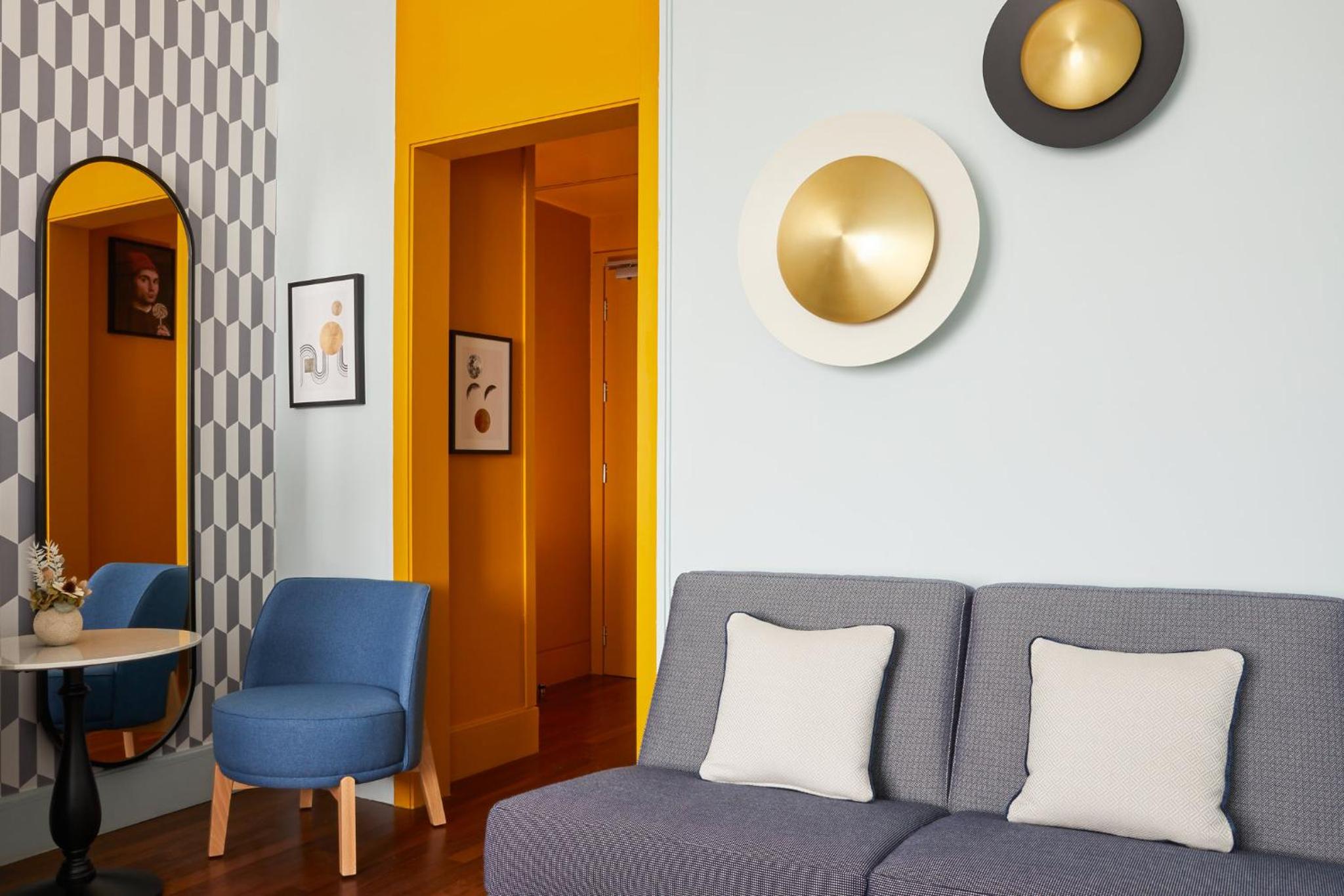 Premium Queen Room with sofa bed thumbnail 5