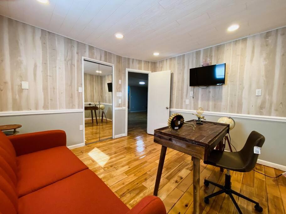 Five-Bedroom House photo 1