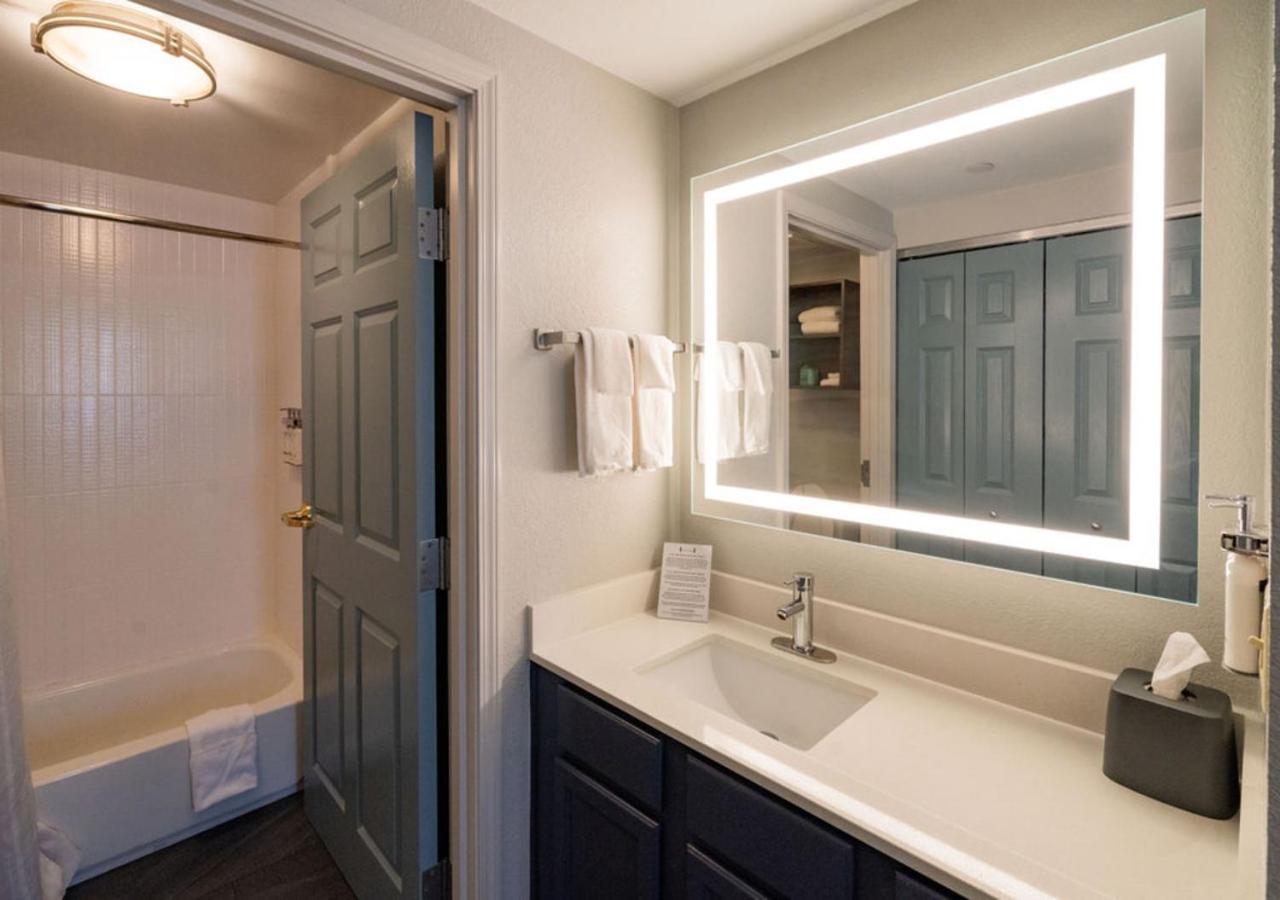 One-Bedroom King Suite - Photo 2