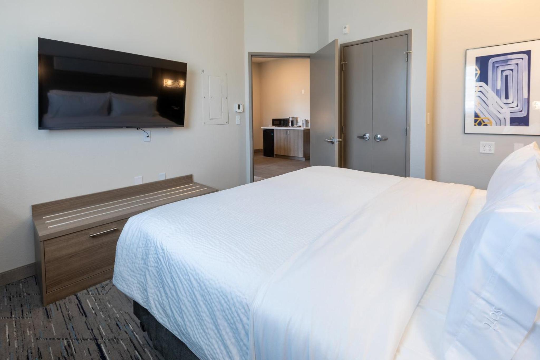 One-Bedroom Queen Suite -Non-Smoking - Photo 6
