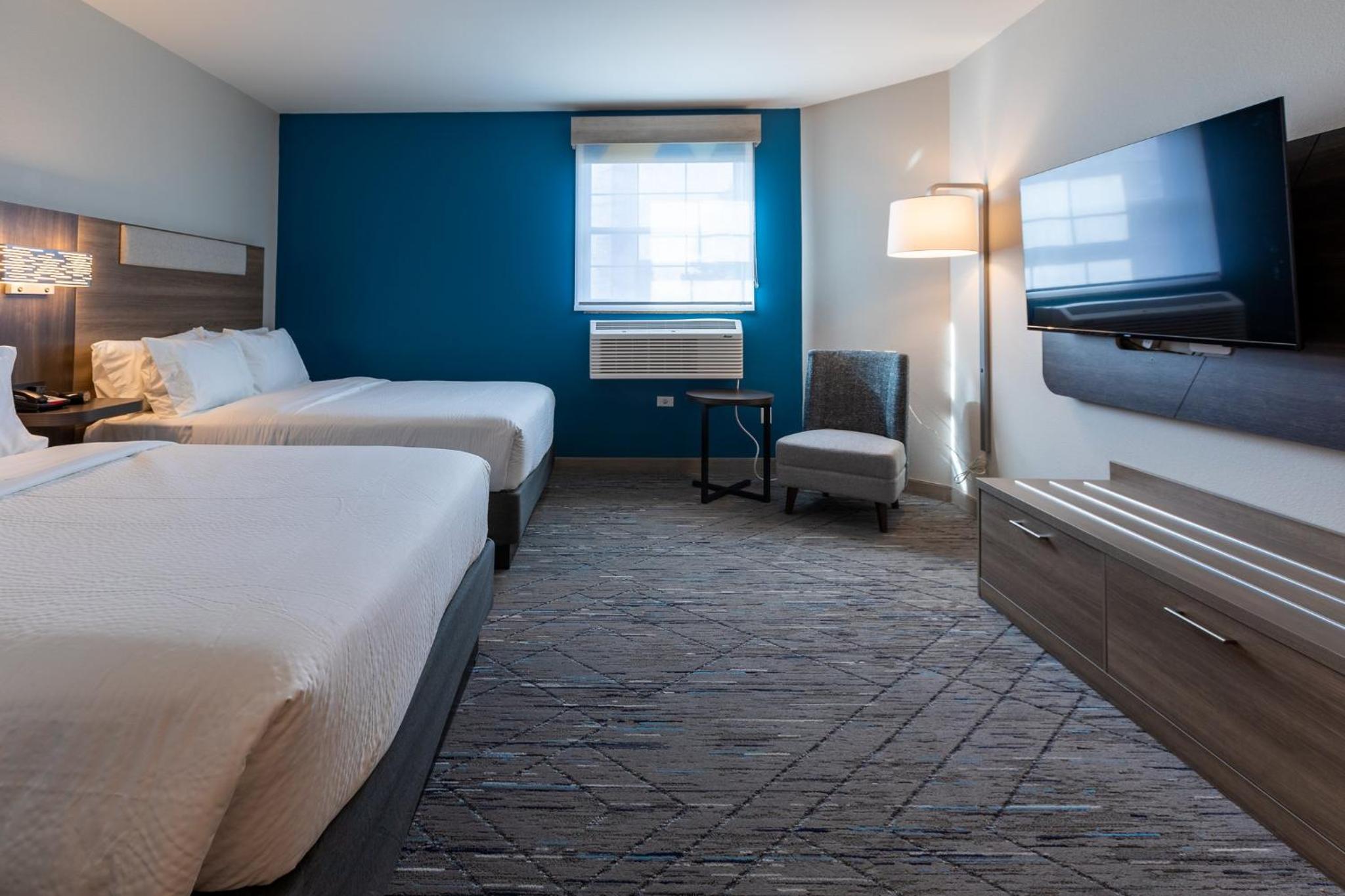 Standard Room with Two Queen Beds - Photo 5
